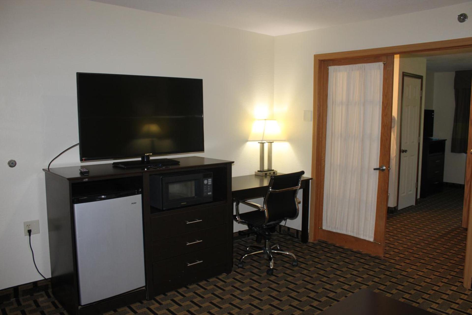 AmericInn by Wyndham West Burlington photo 8