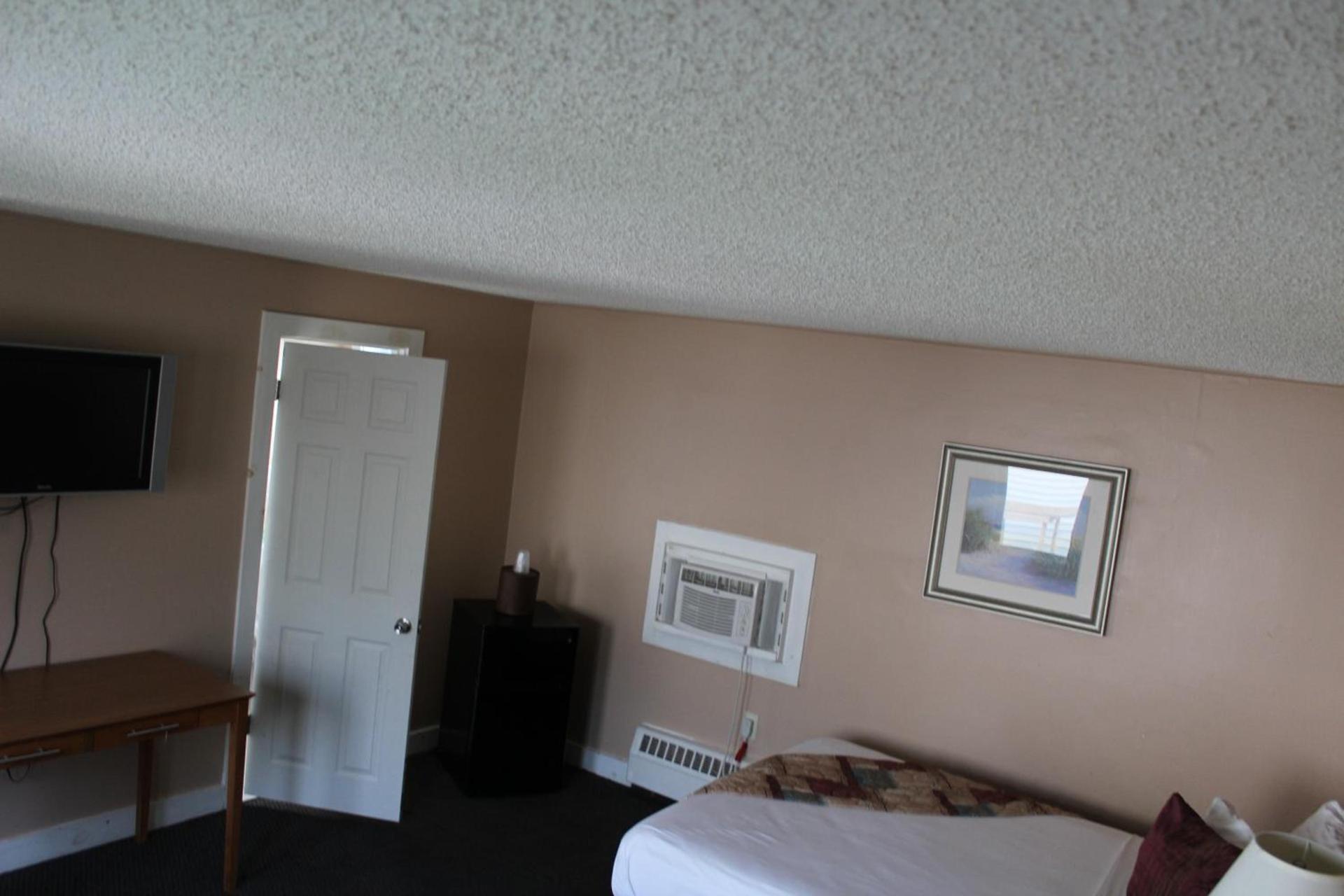 Capri Motel photo 67