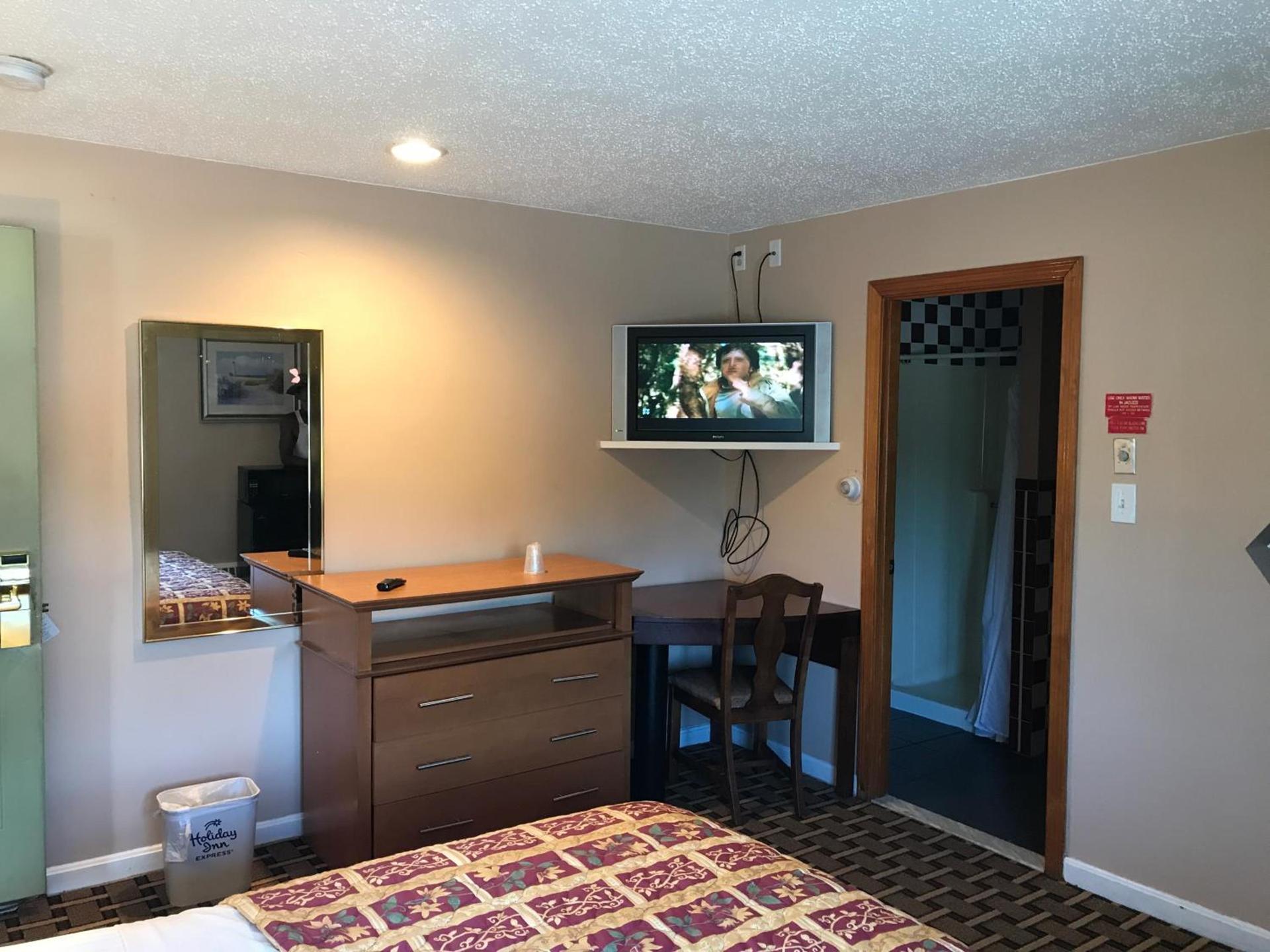 Capri Motel photo 59