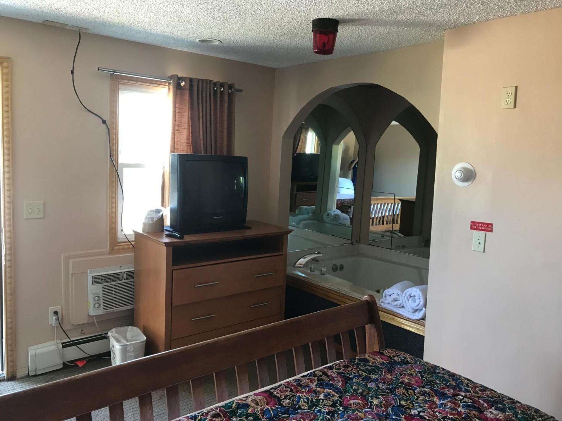 Capri Motel photo 98