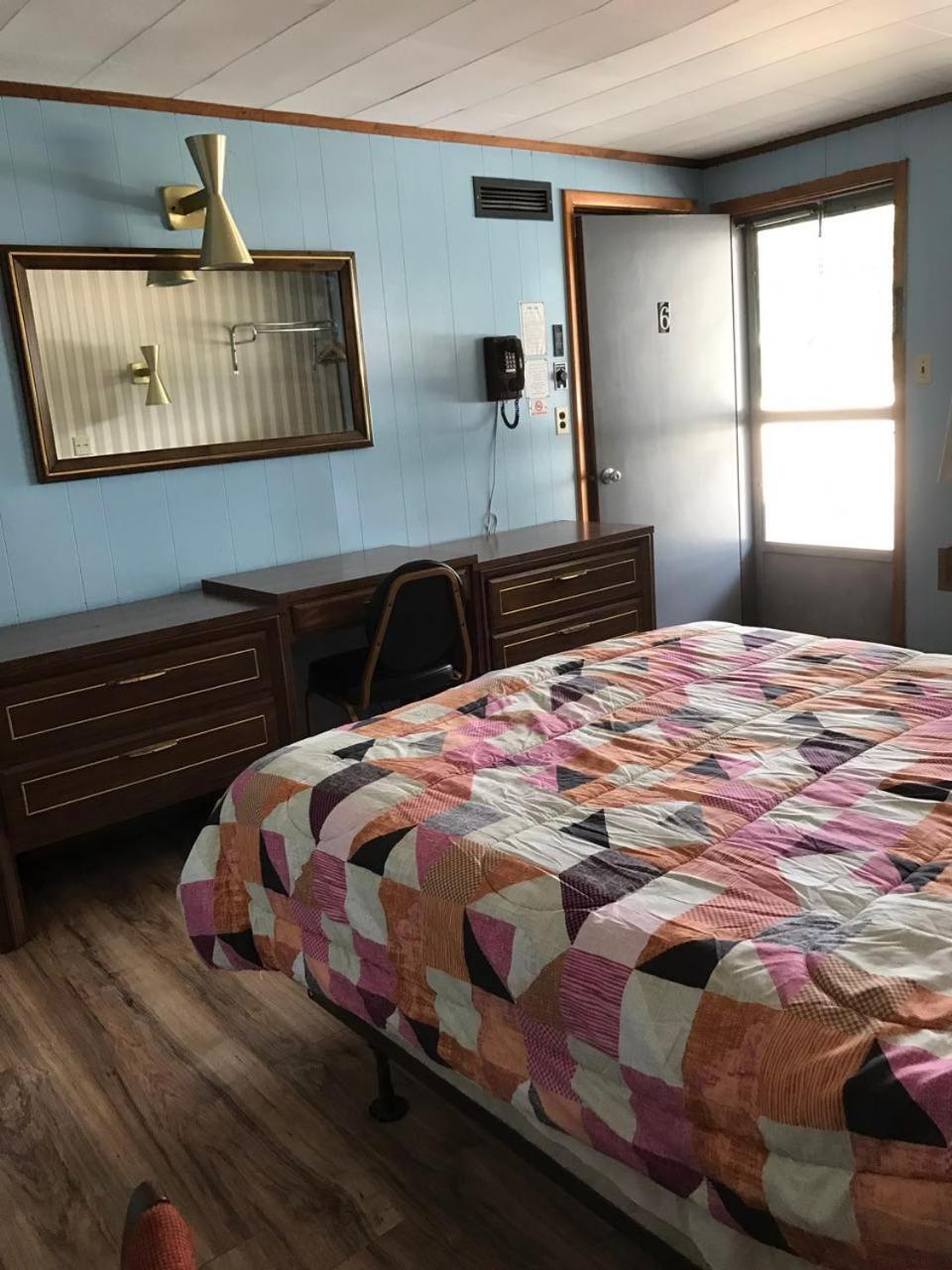 Melody Motor Lodge photo 35
