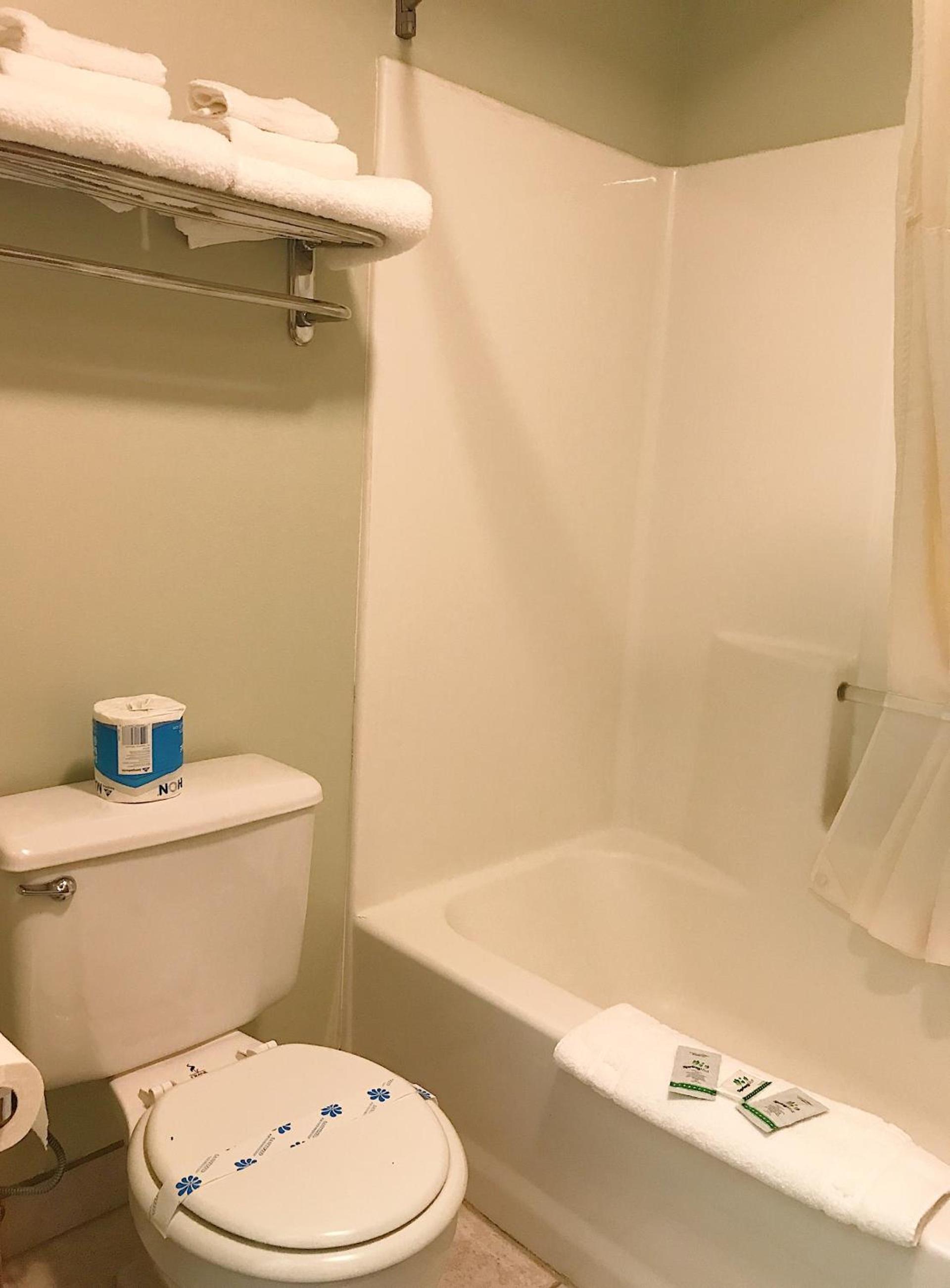 Bay City Inn photo 26