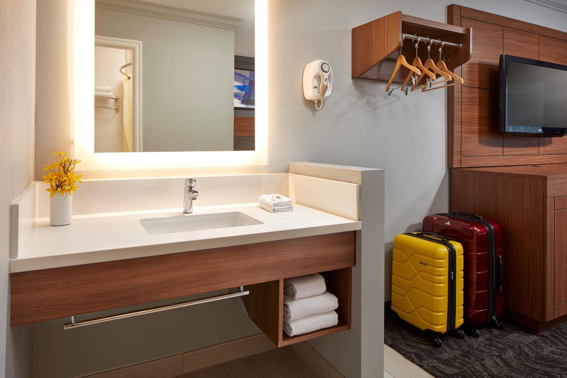 Studio Inn & Suites at Promenade Downey photo 11