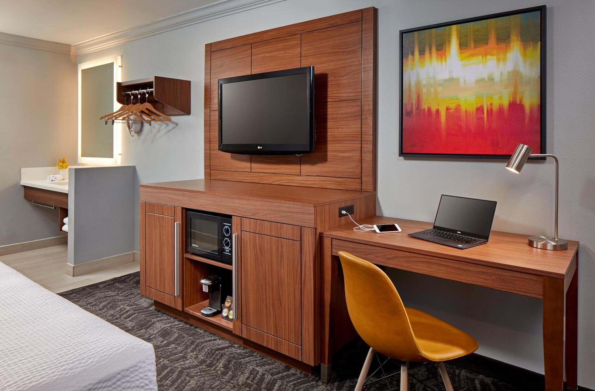 Studio Inn & Suites at Promenade Downey photo 8