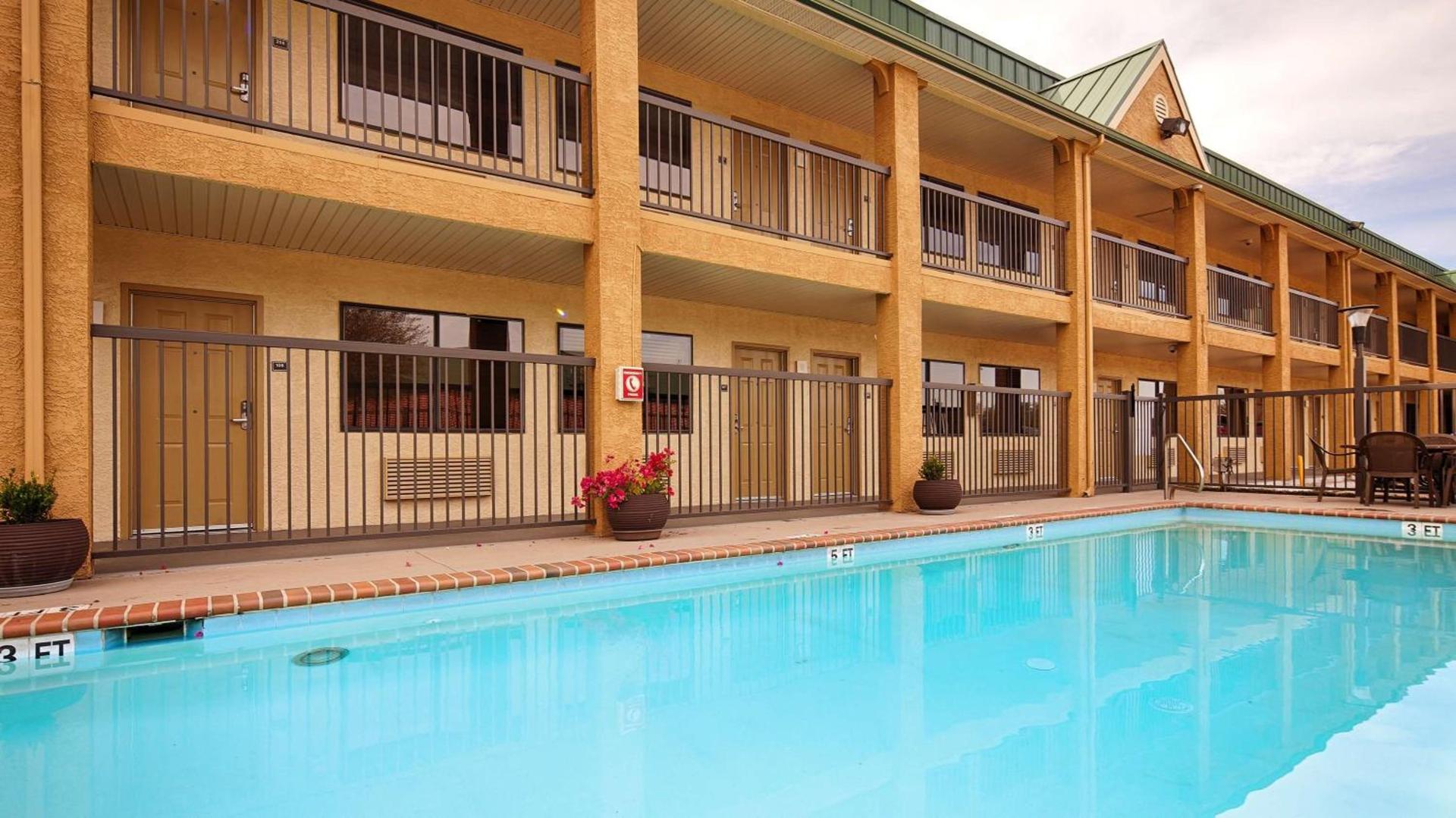 Best Western Cedar Inn photo 13
