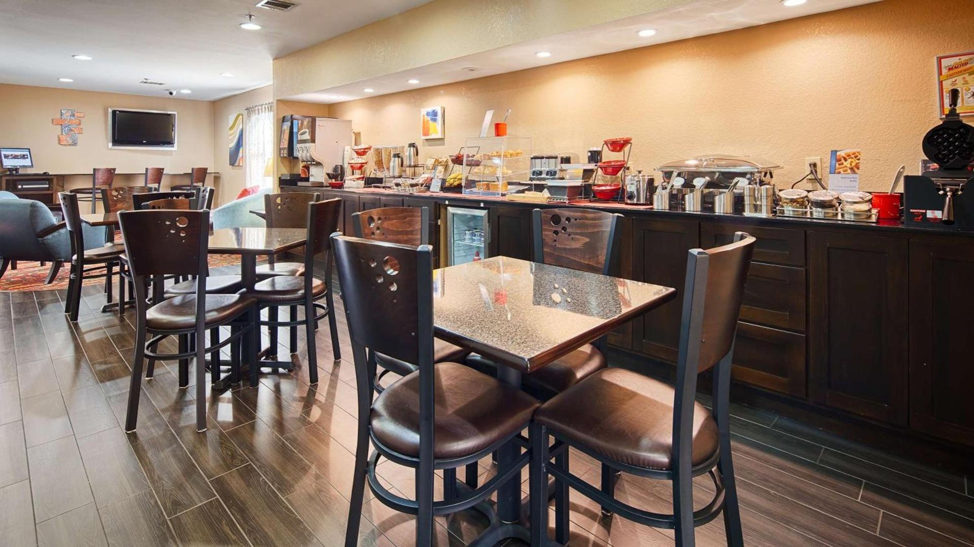 Best Western Cedar Inn photo 5