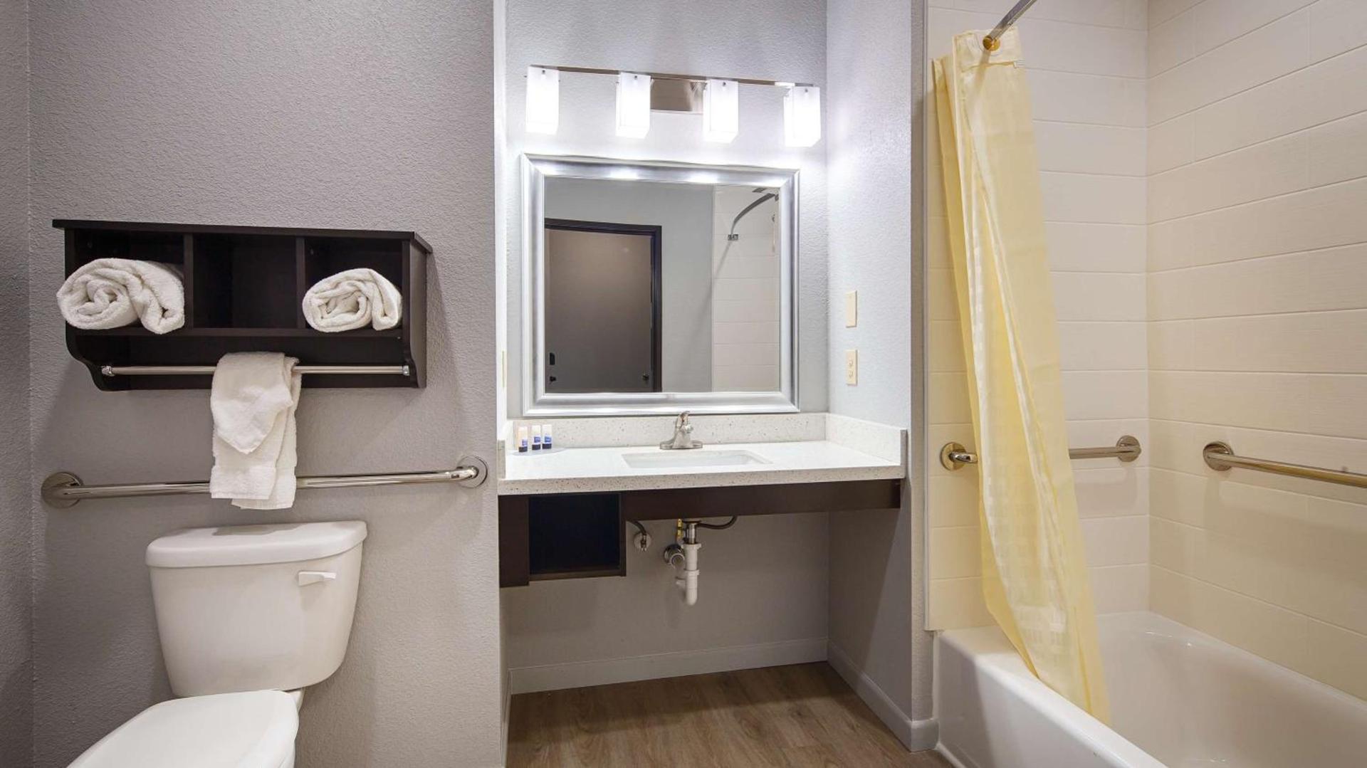 Best Western Plus Lonestar Inn & Suites photo 14