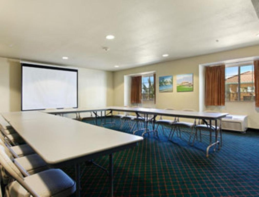 Microtel Inn & Suites by Wyndham Wellton photo 10