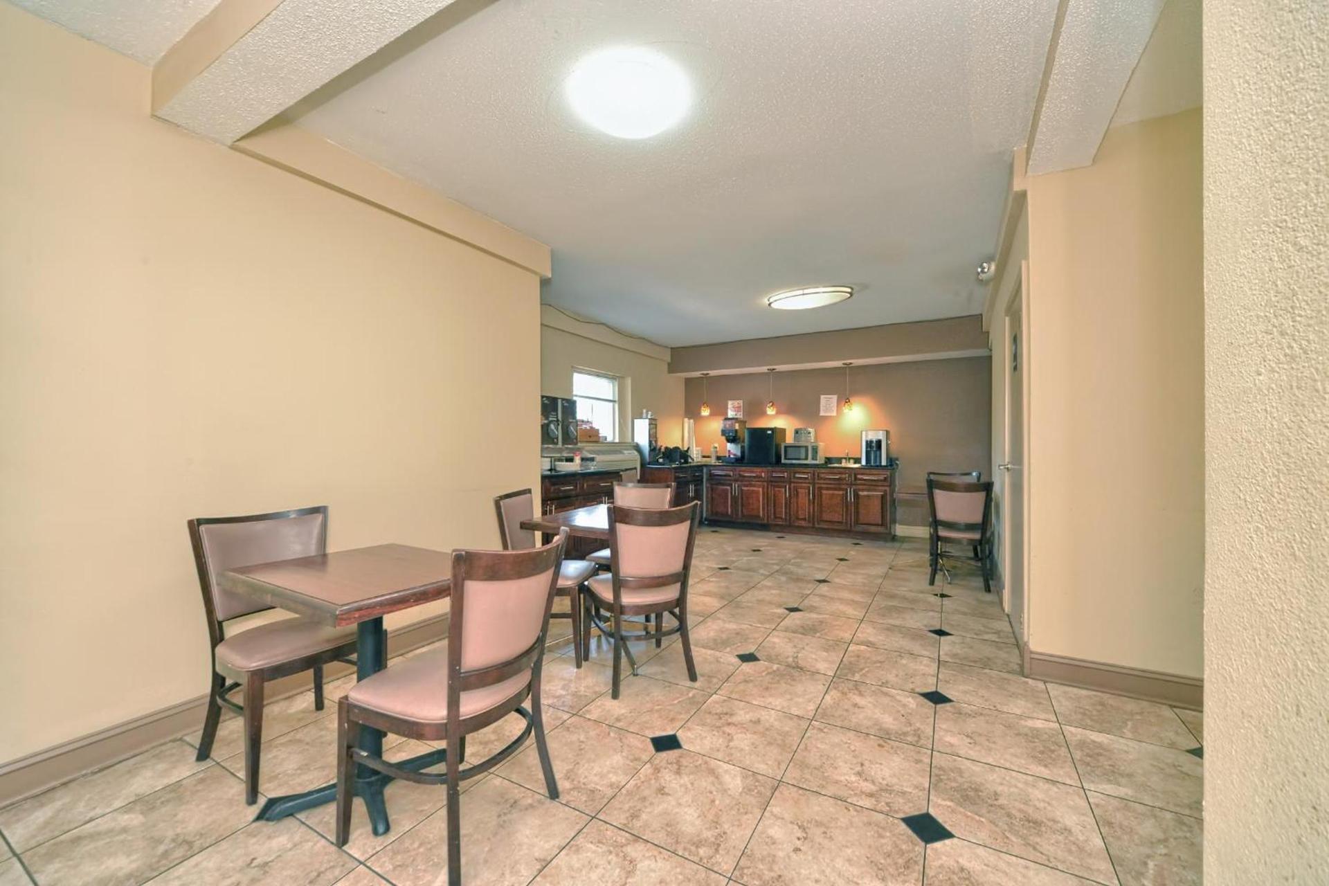Red Carpet Inn - Stamford photo 51