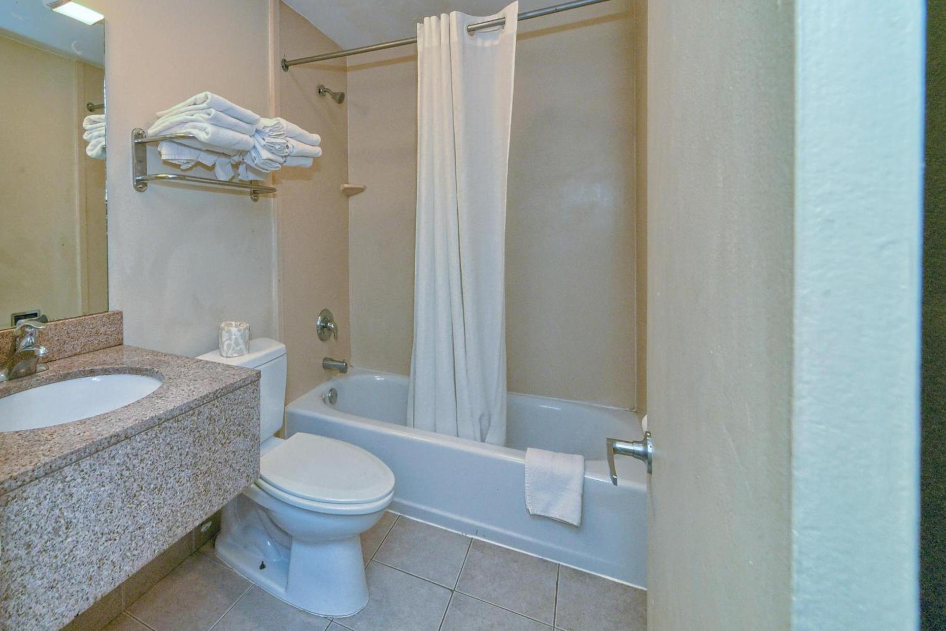 Red Carpet Inn - Stamford photo 53