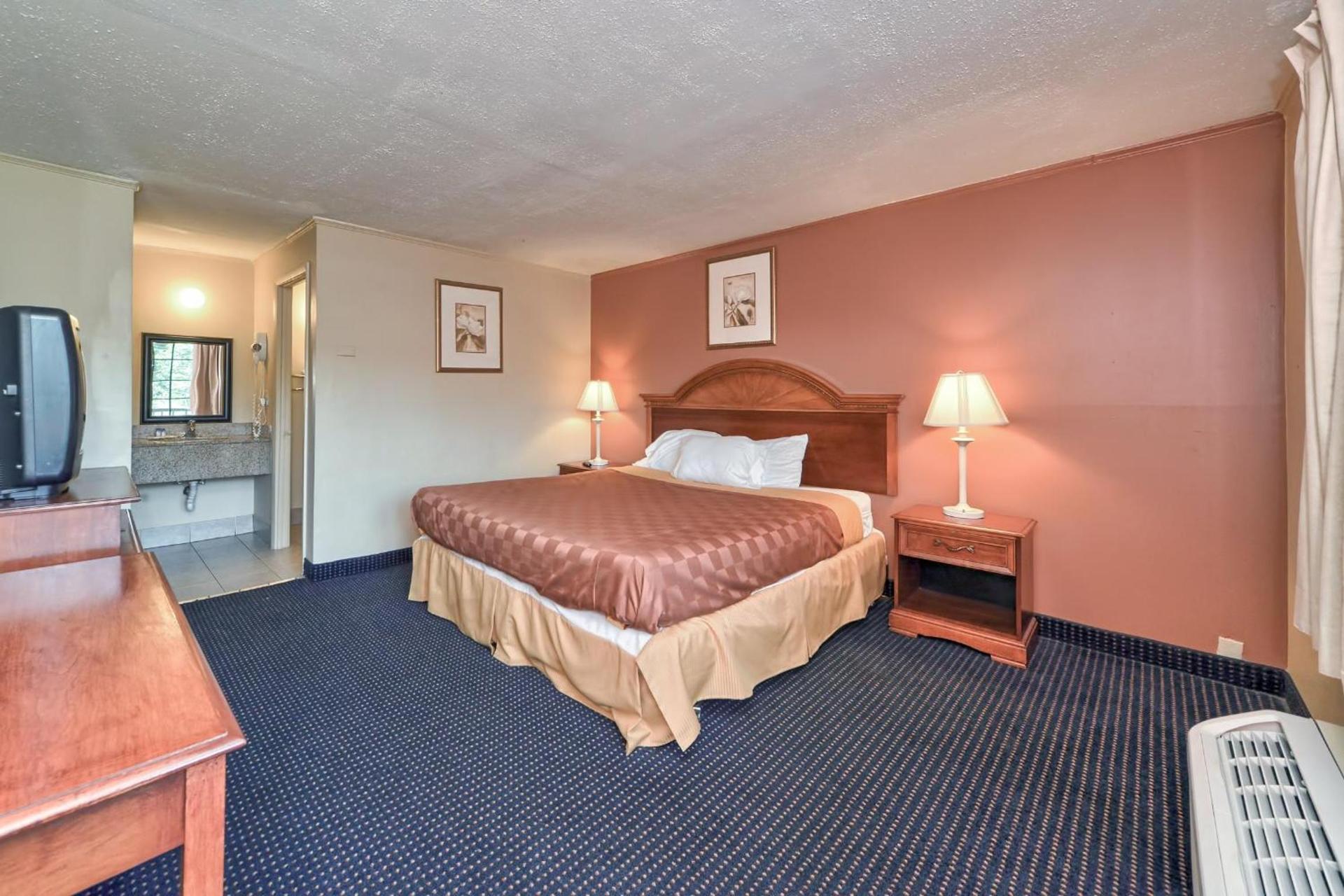 Red Carpet Inn - Stamford photo 40