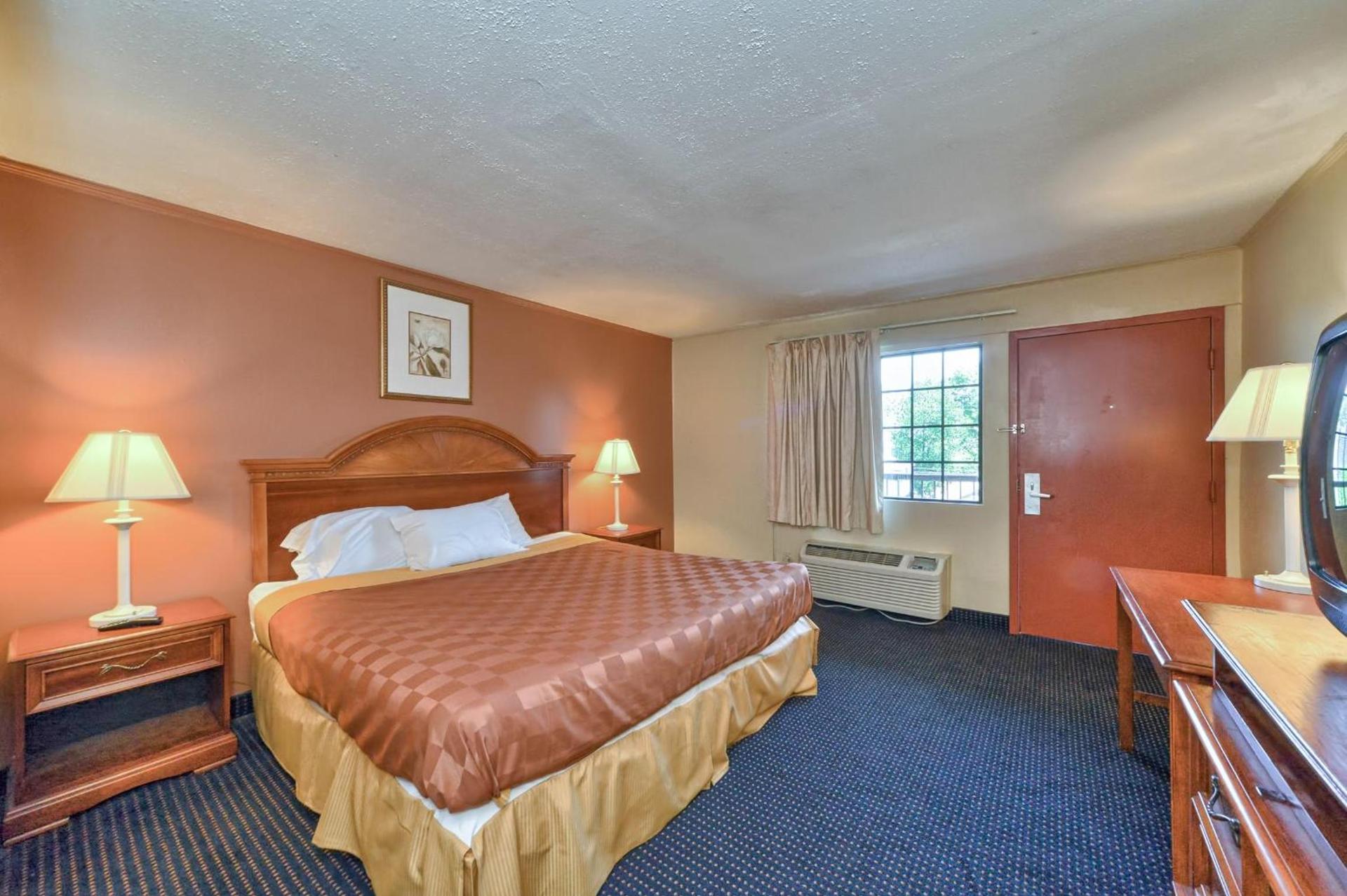 Red Carpet Inn - Stamford photo 41
