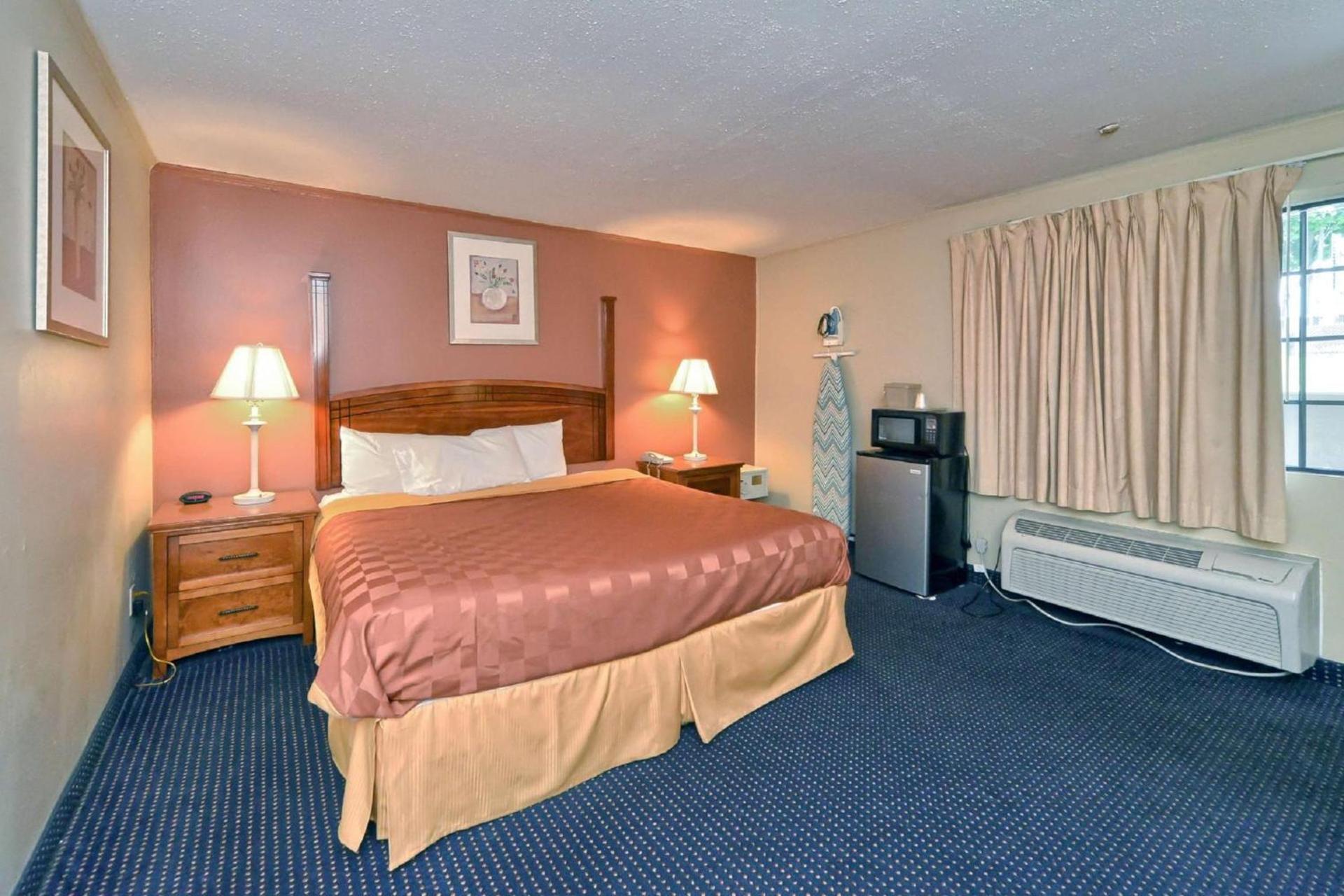 Red Carpet Inn - Stamford photo 35