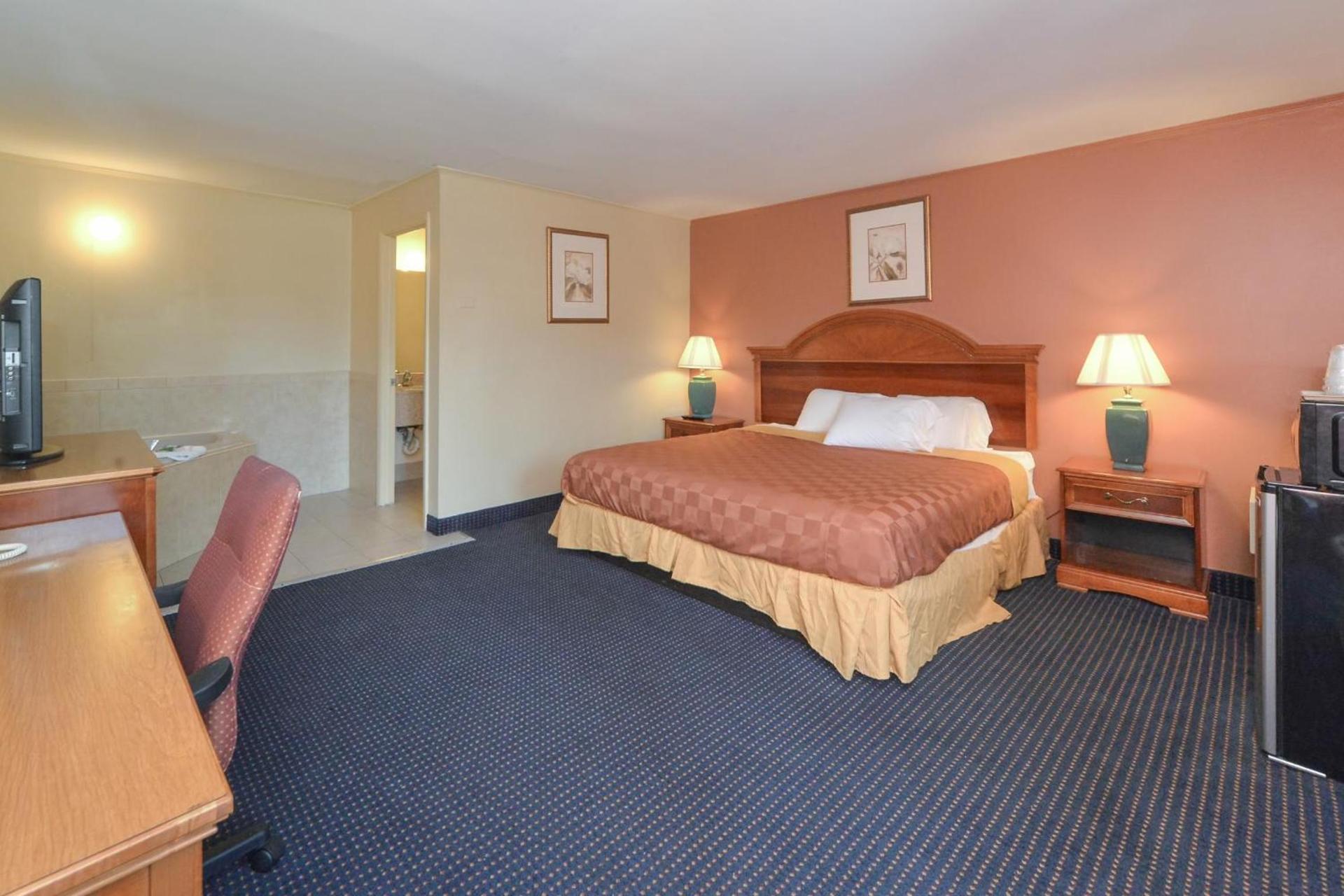 Red Carpet Inn - Stamford photo 33