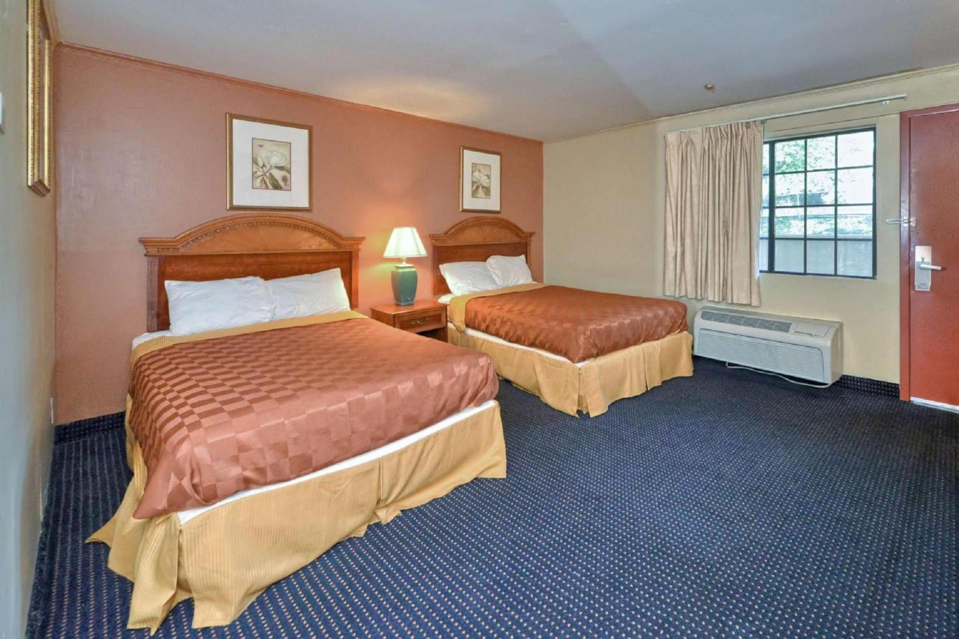Red Carpet Inn - Stamford photo 31