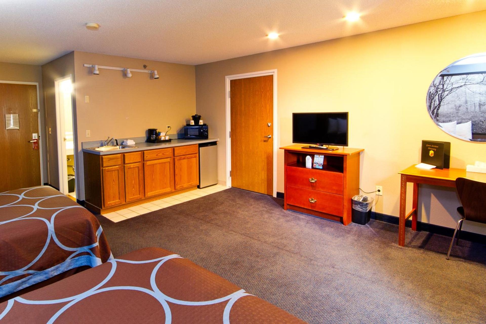 Super 8 by Wyndham Adrian photo 33