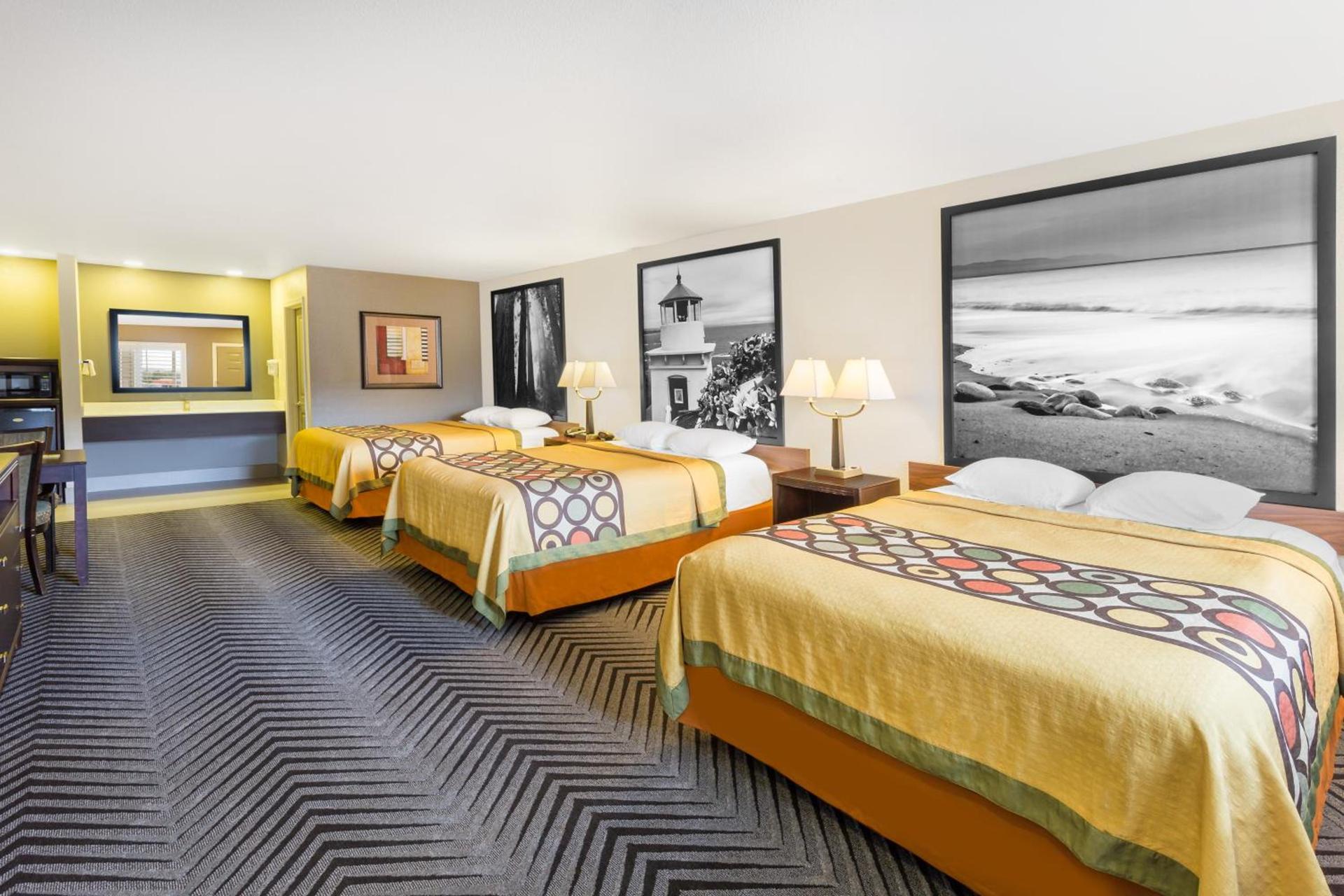 Super 8 by Wyndham Fortuna photo 34