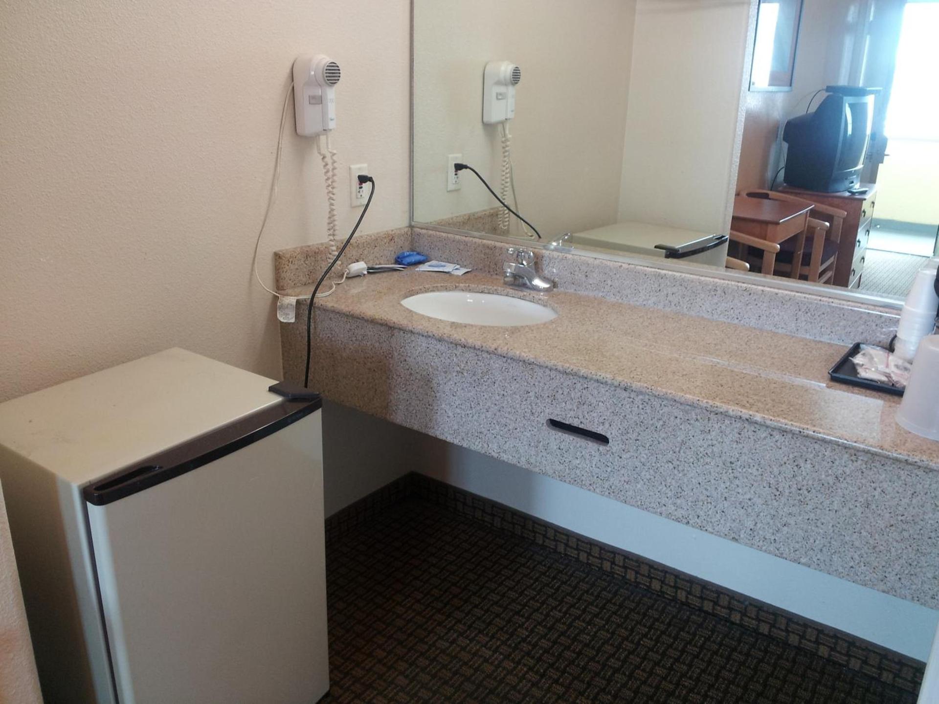Economy Inn photo 38