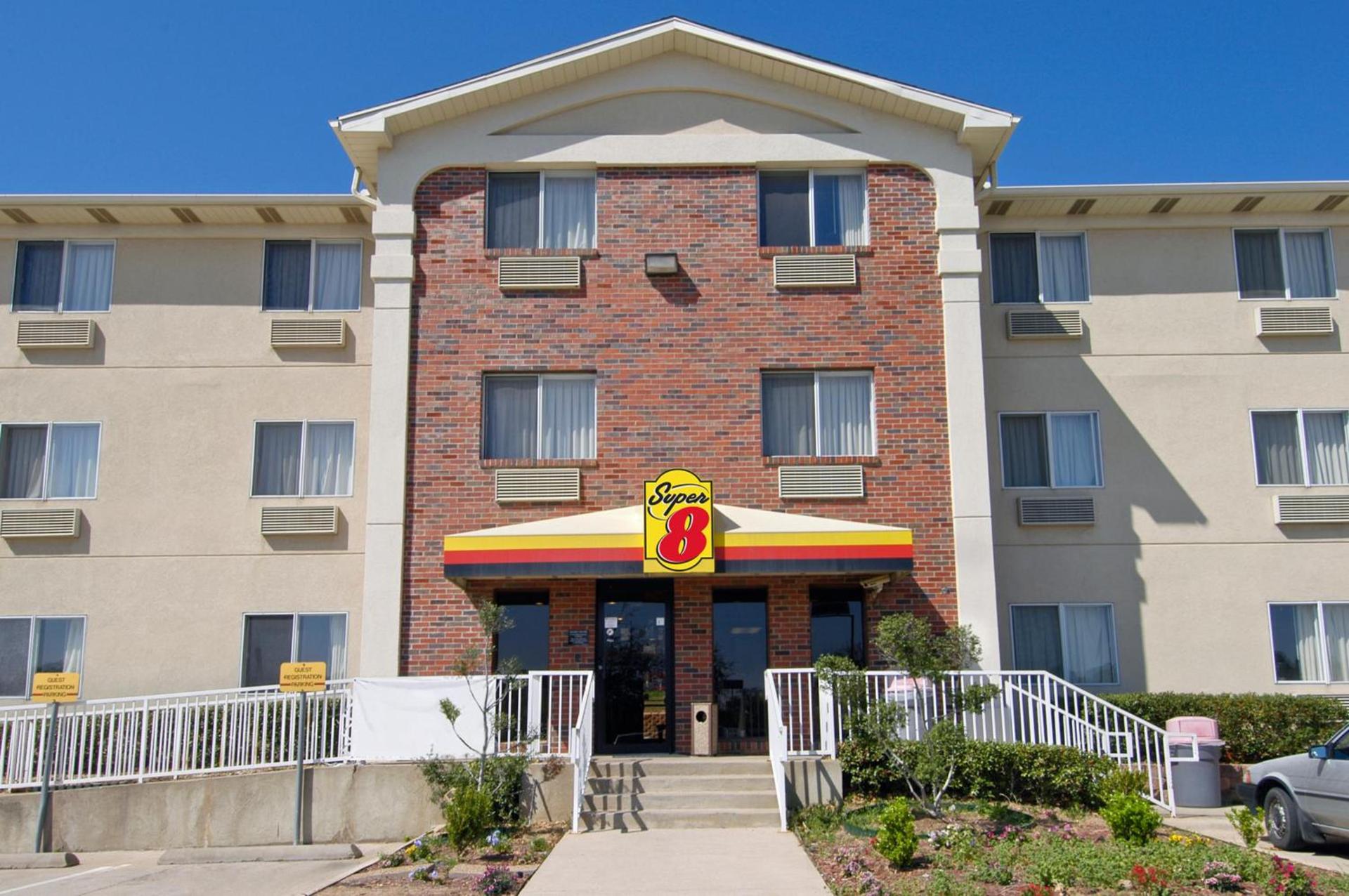Super 8 by Wyndham Denton photo 27