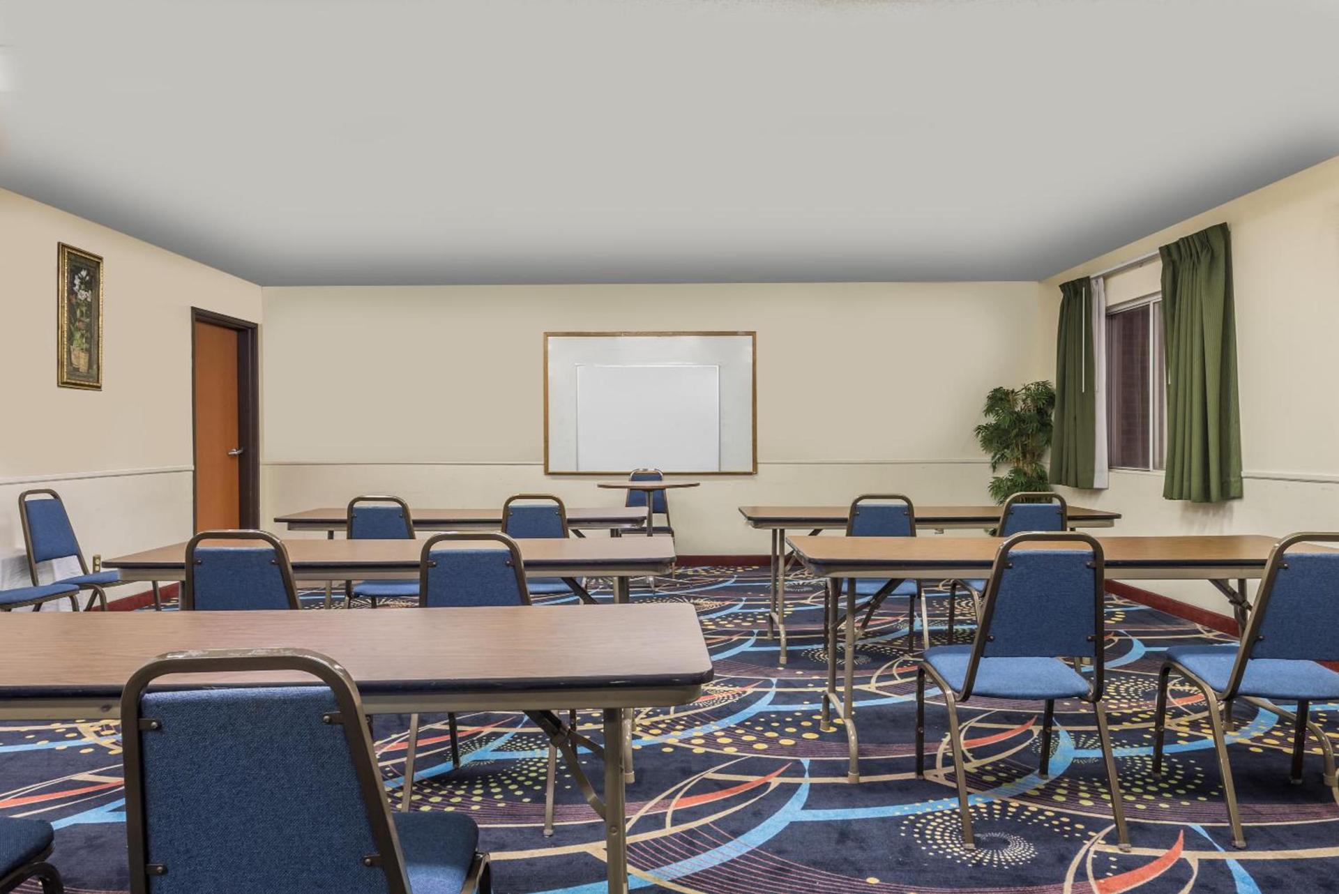 Super 8 by Wyndham Denton photo 18