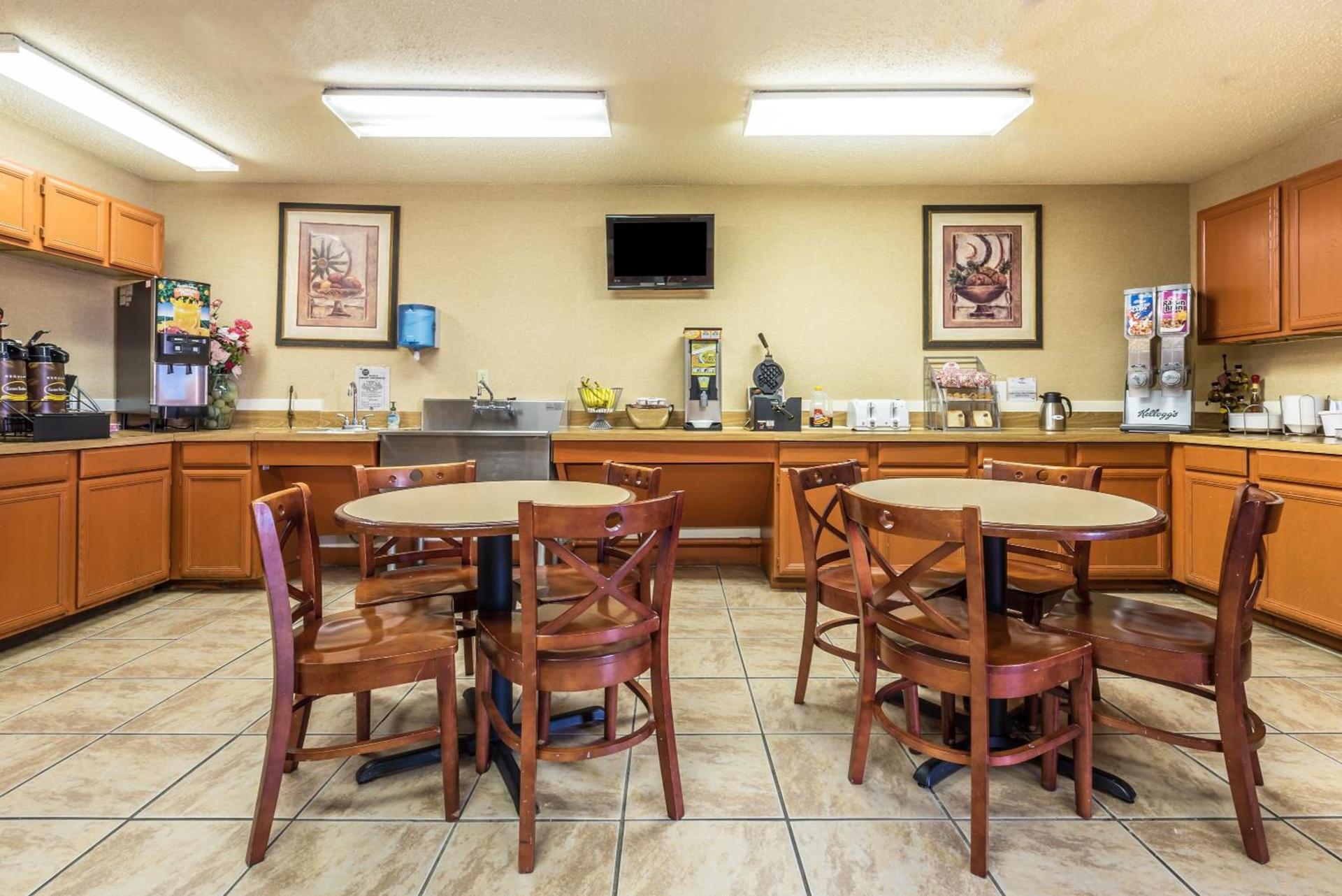 Super 8 by Wyndham Denton photo 21