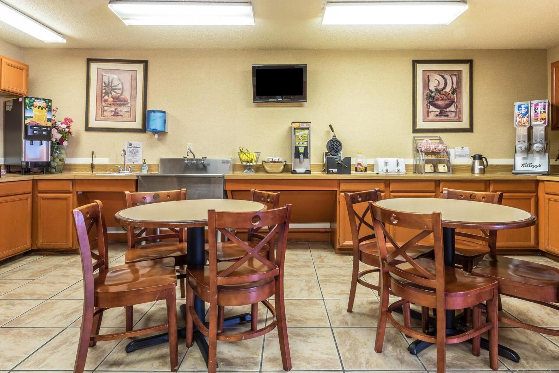 Super 8 by Wyndham Denton photo 23