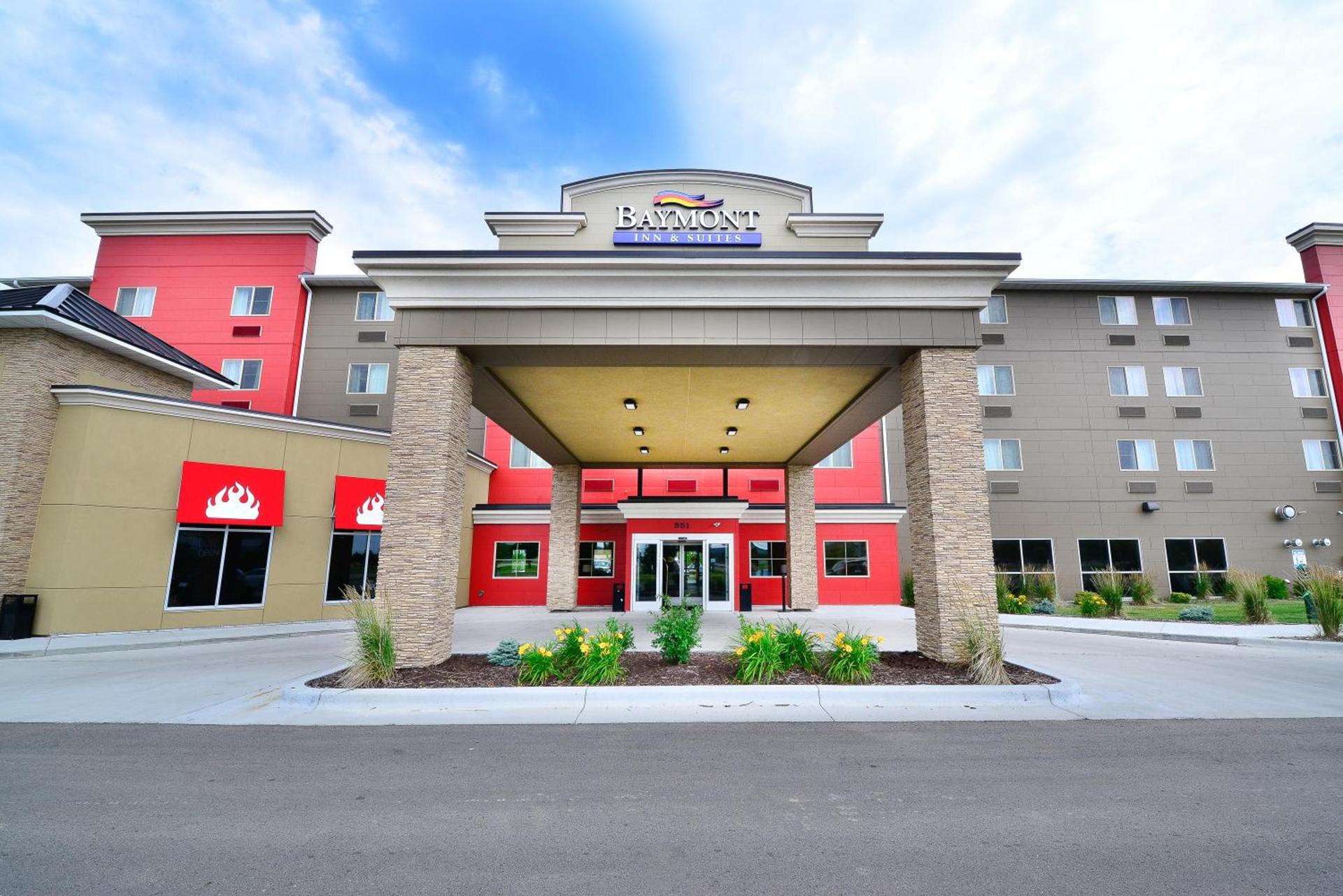 Baymont by Wyndham Grand Forks photo 9