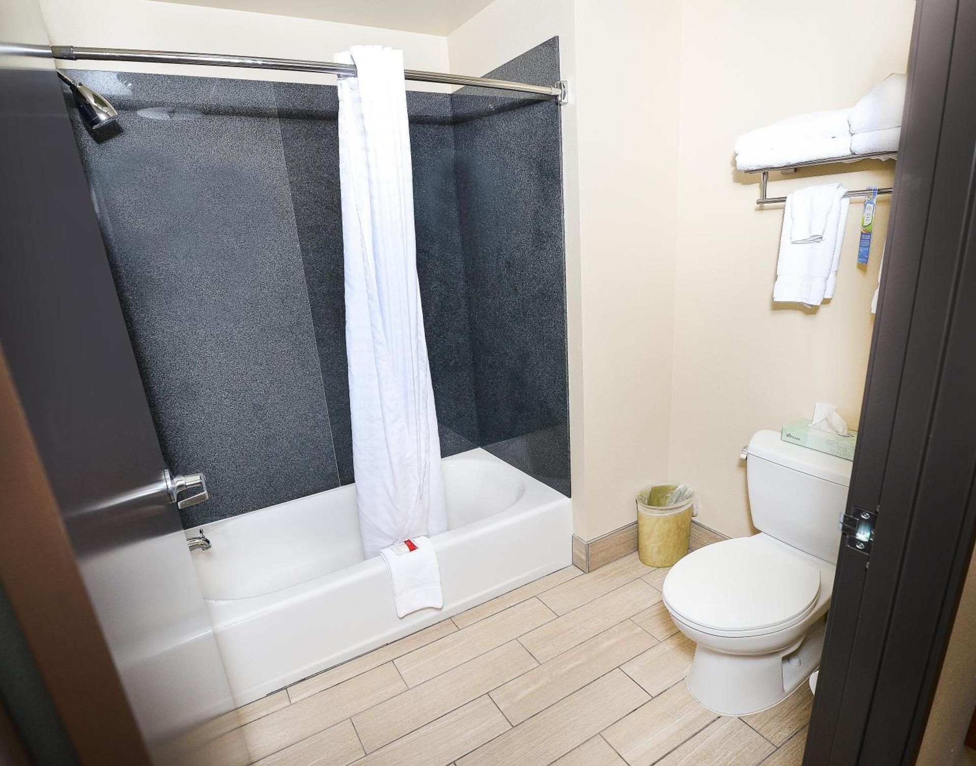 Baymont by Wyndham Grand Forks photo 8