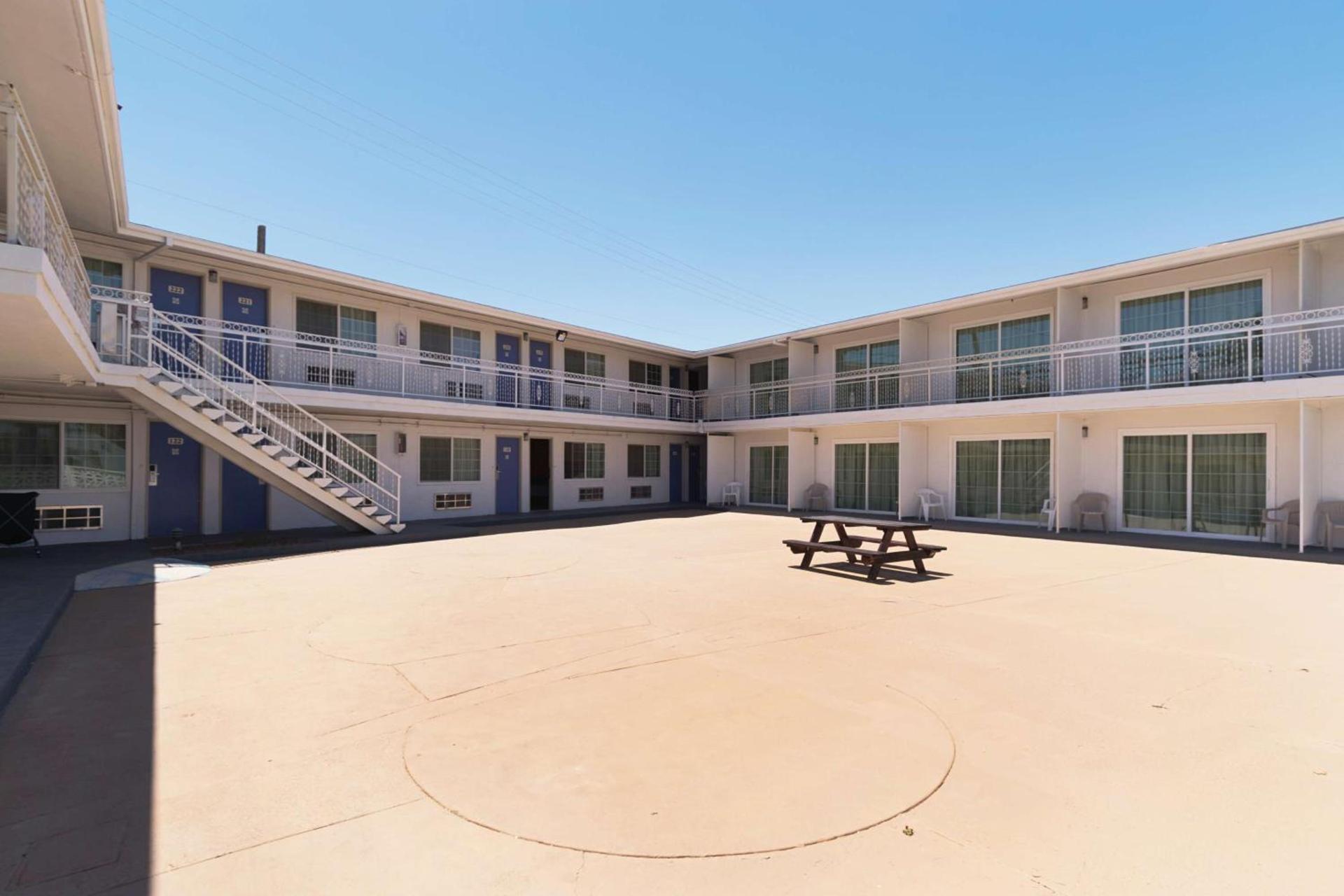 Motel 6-Barstow, CA - Route 66 photo 6