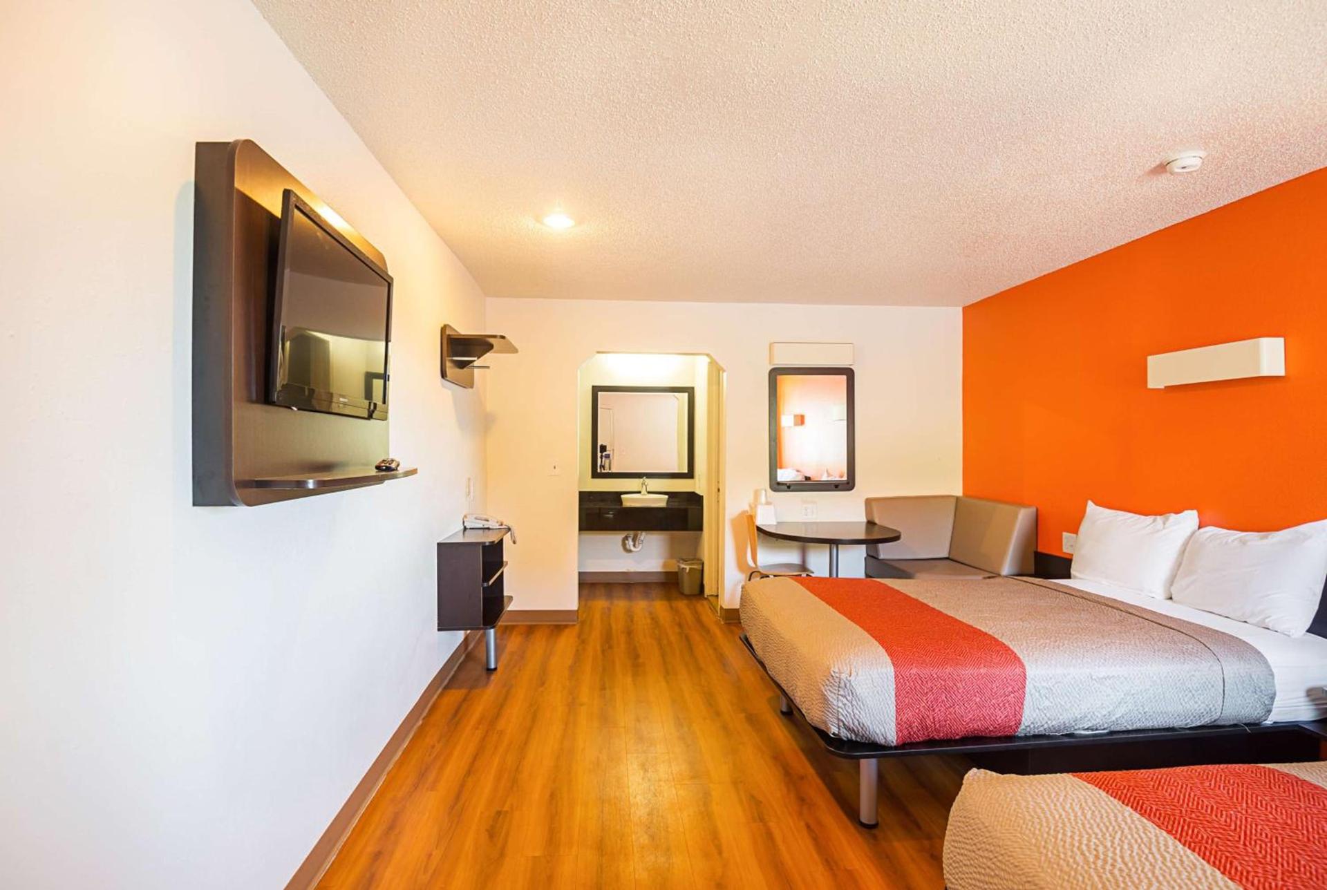 Motel 6-Blue Springs, MO photo 17