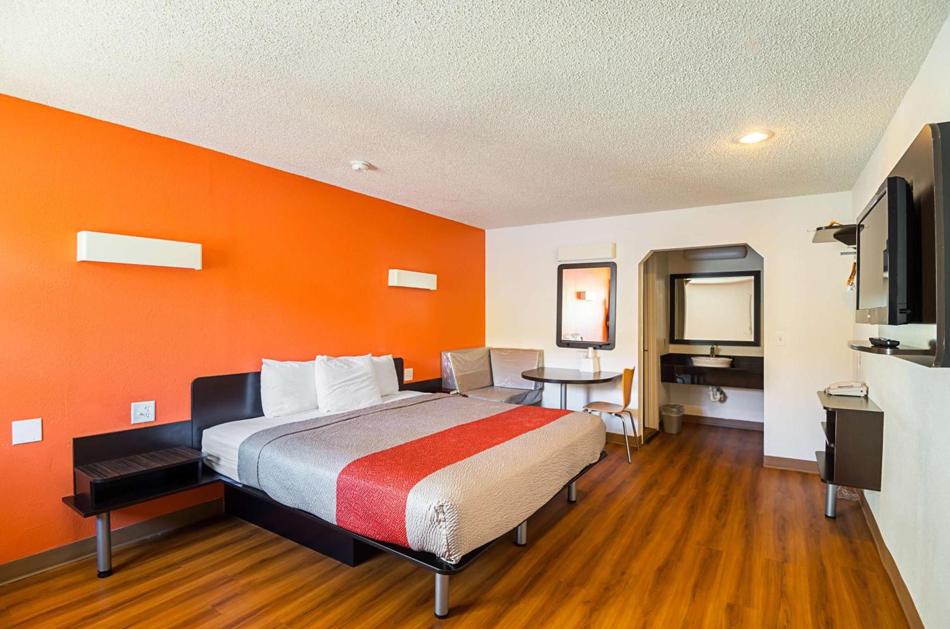 Motel 6-Blue Springs, MO photo 11
