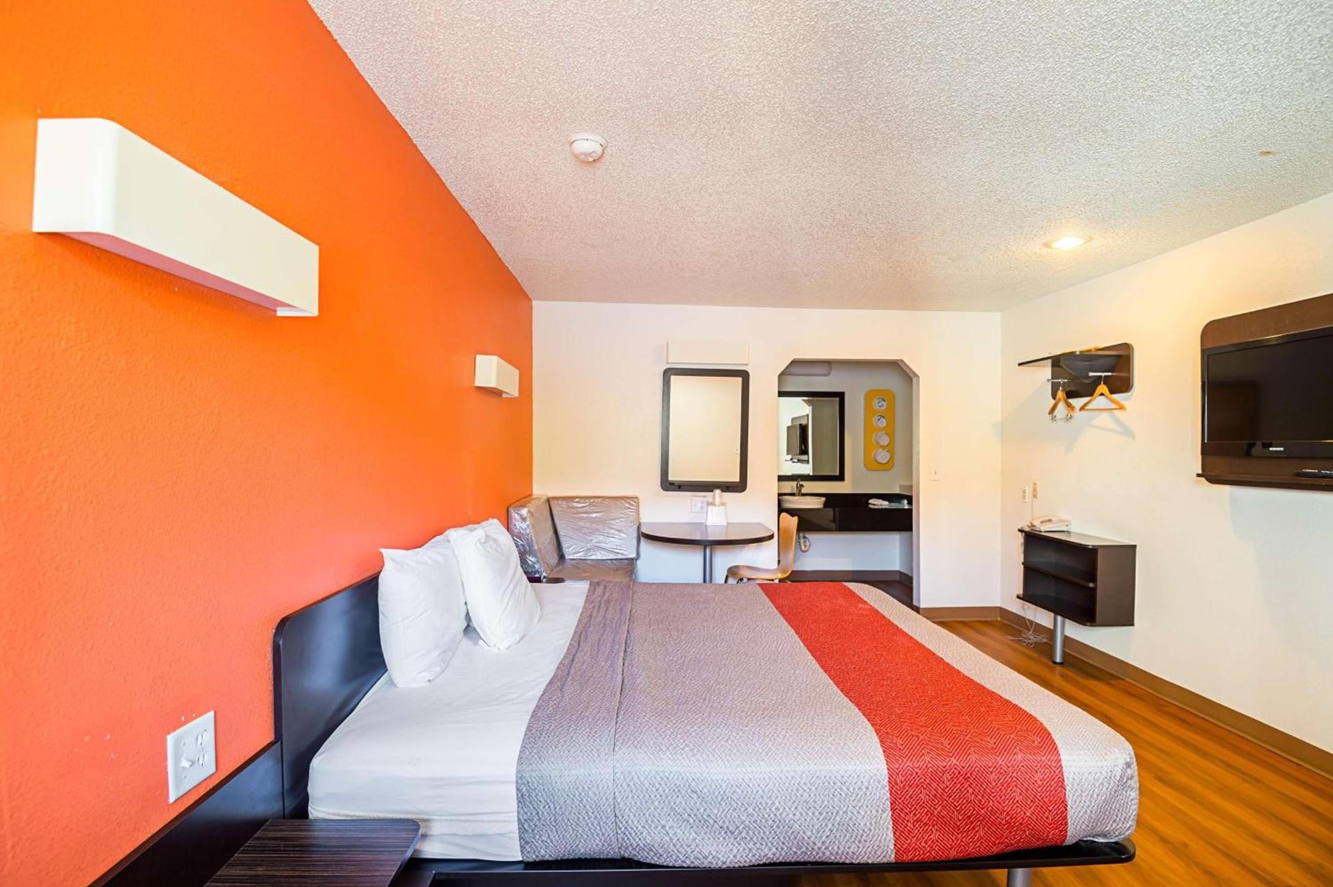 Motel 6-Blue Springs, MO photo 12