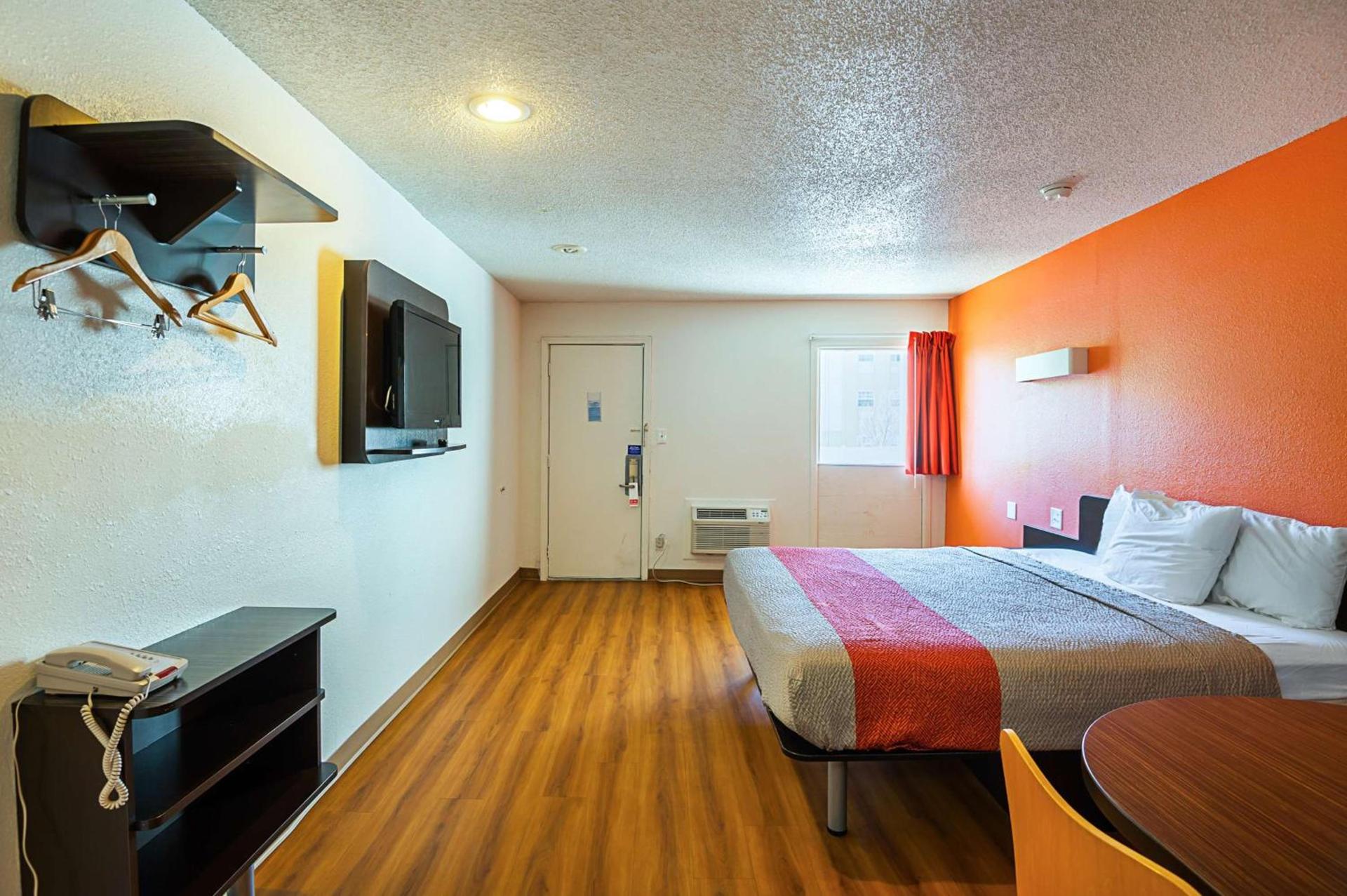 Motel 6-Blue Springs, MO photo 13