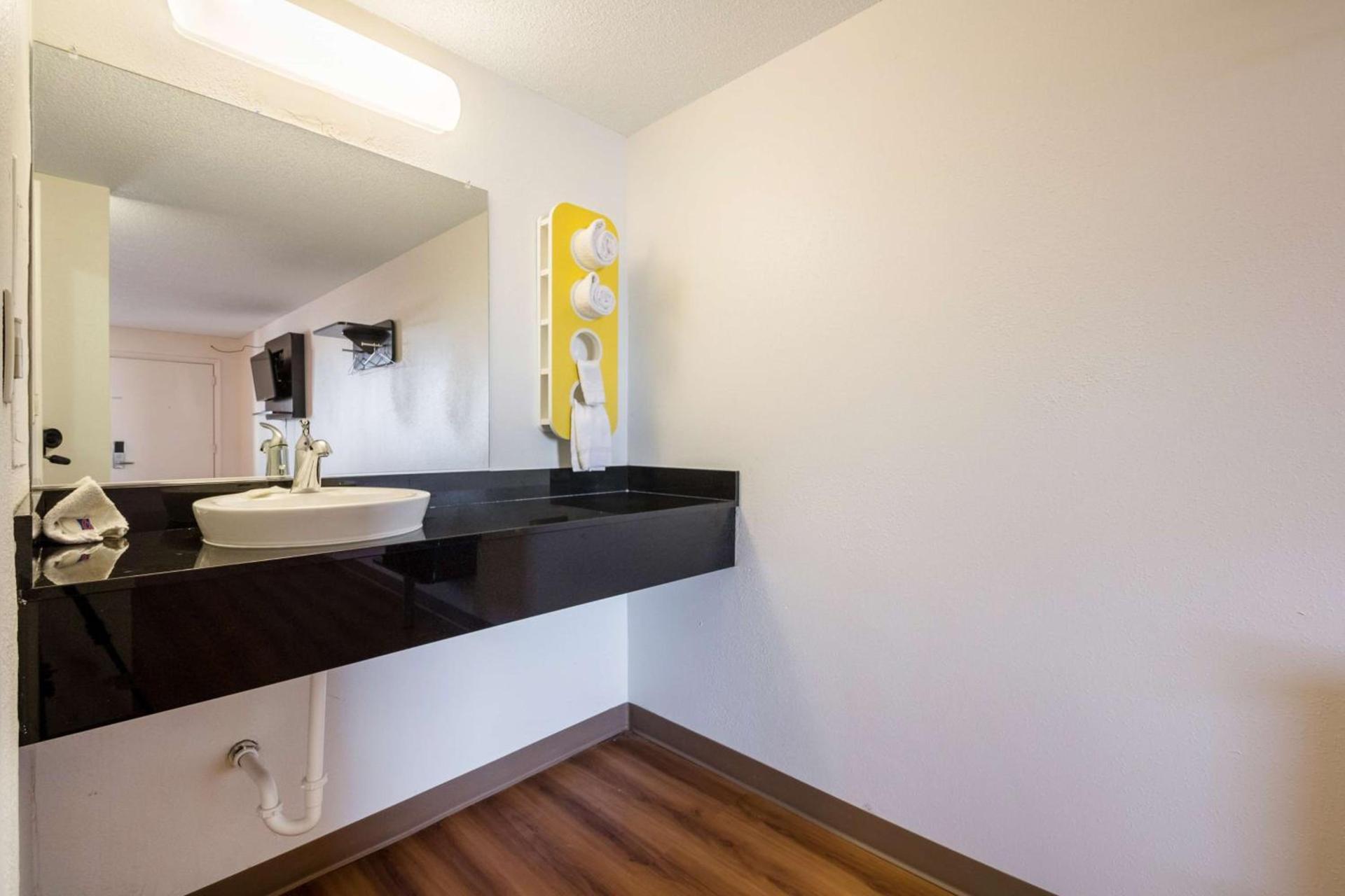 Hotel 465 By Regency photo 6