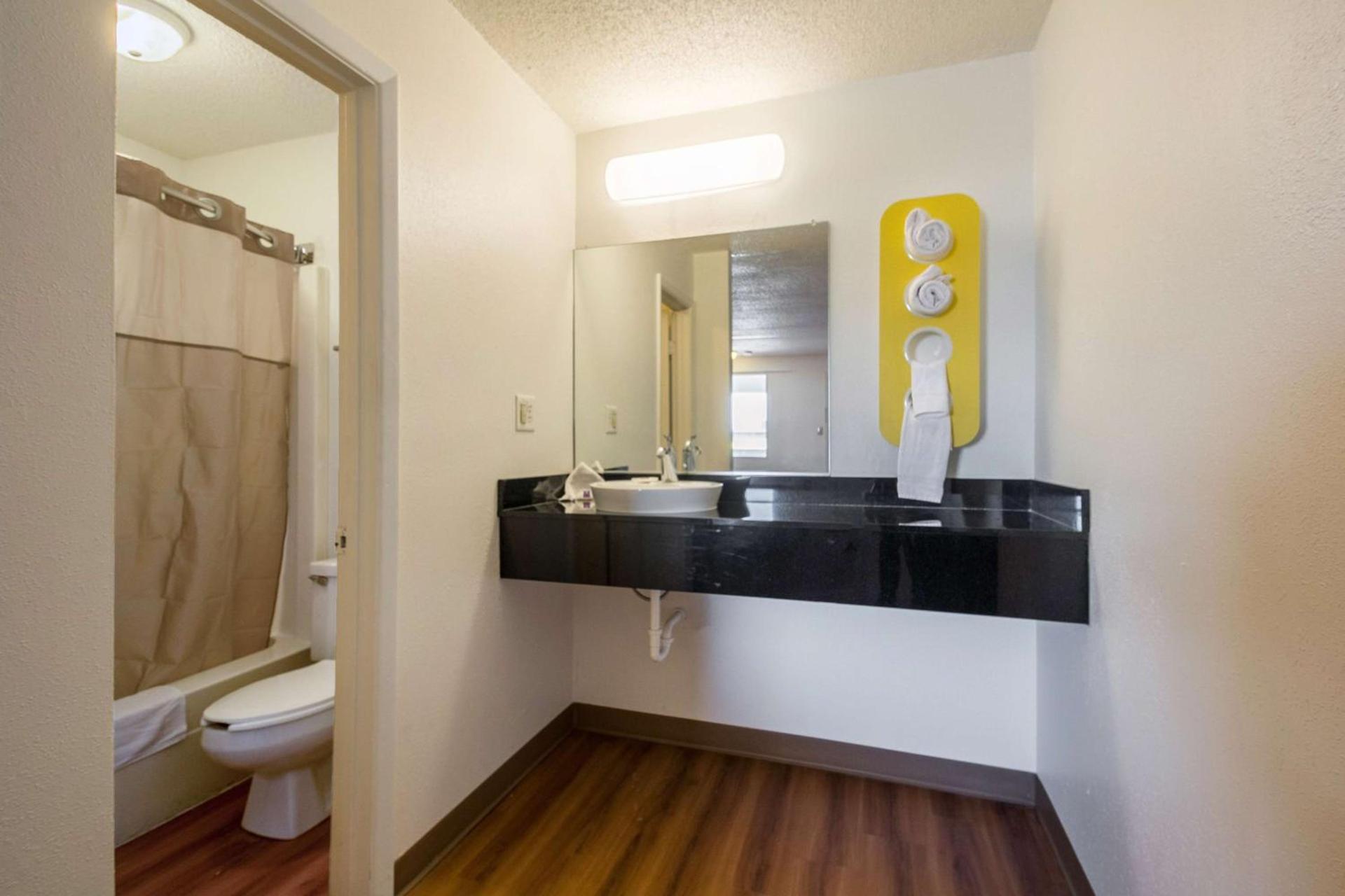 Hotel 465 By Regency photo 4