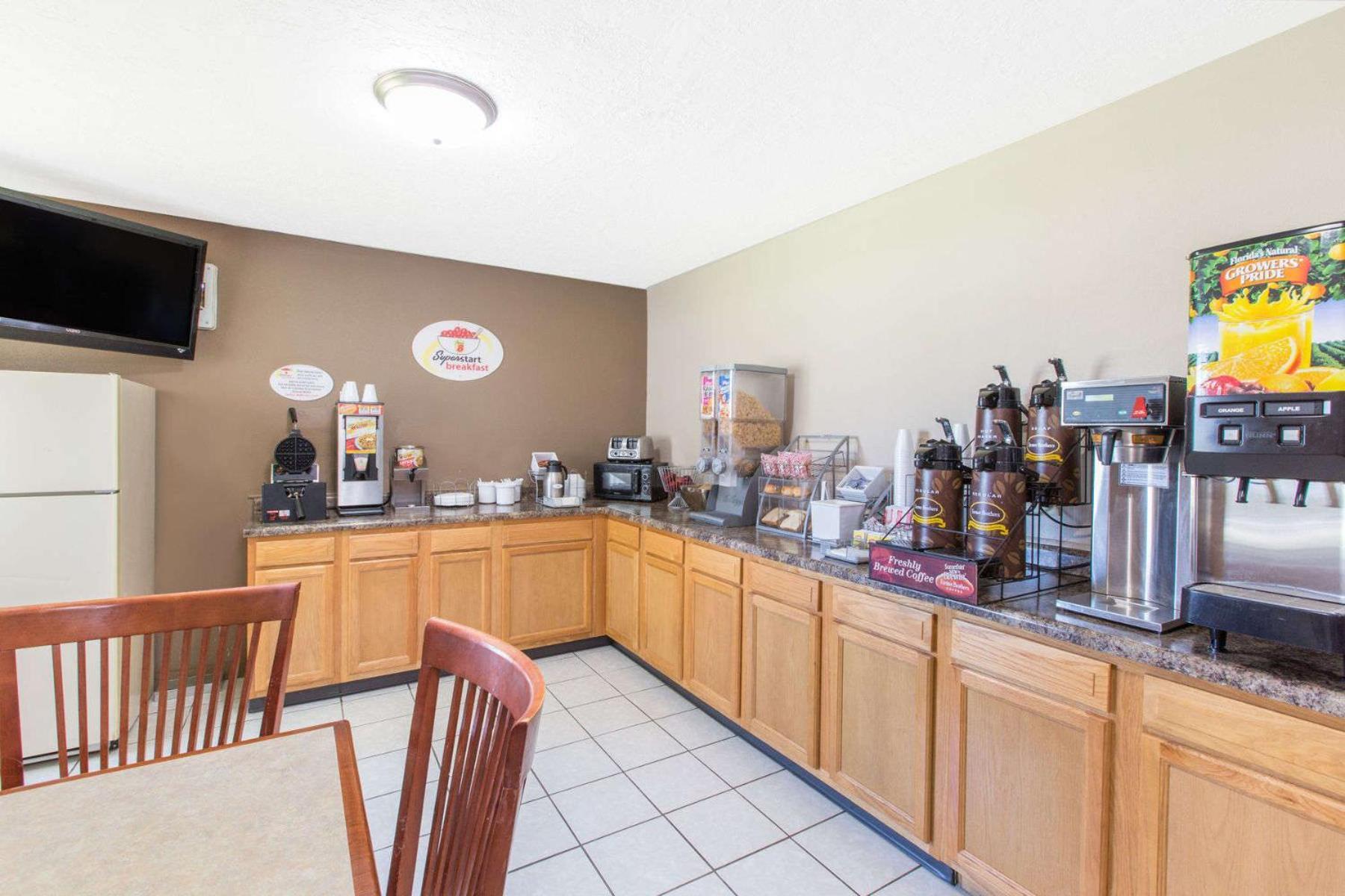 Super 8 by Wyndham Belleville photo 20