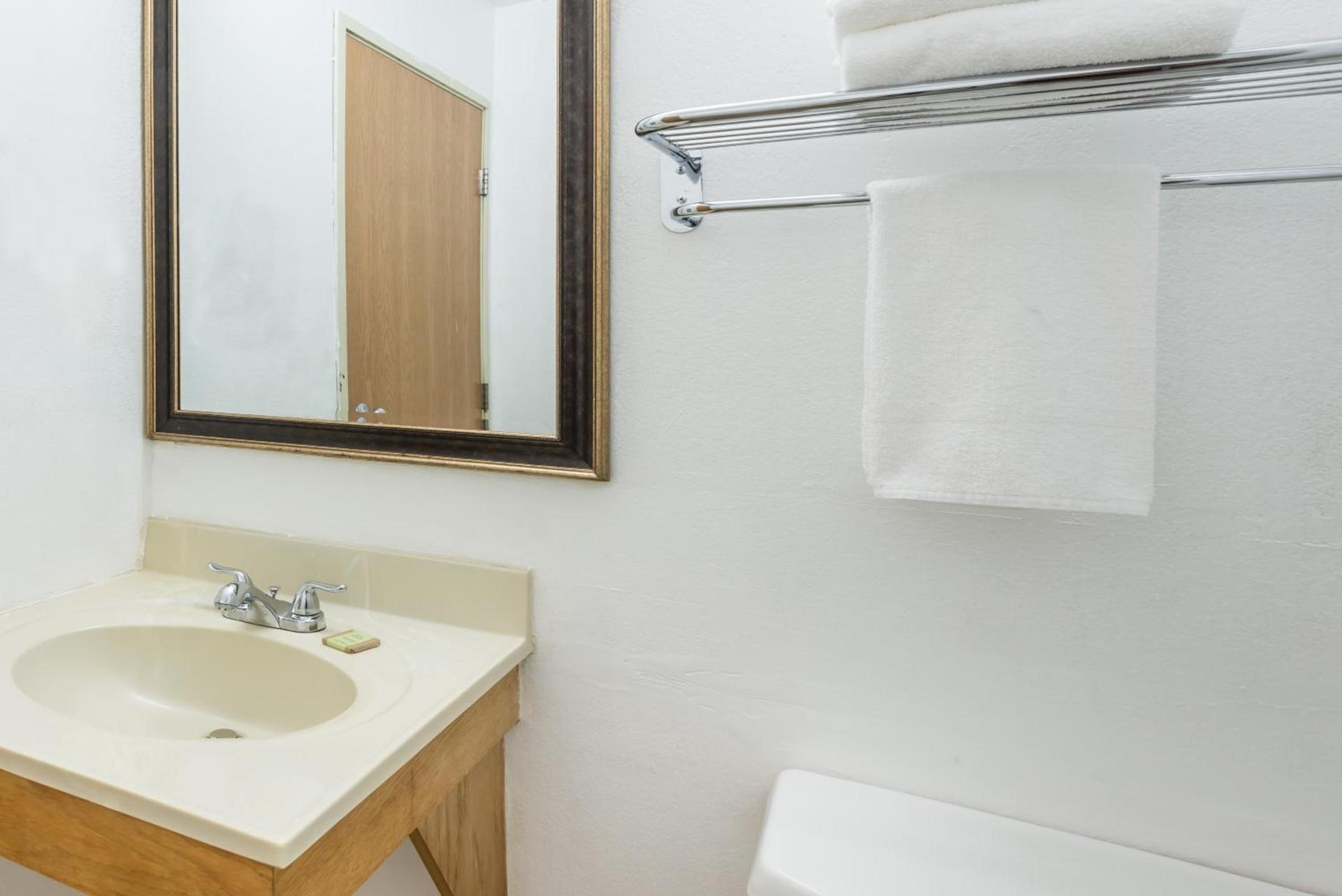 Super 8 by Wyndham Pittsburgh/Monroeville photo 27