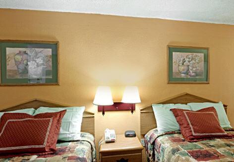 Rodeway Inn Canton I-55 photo 5