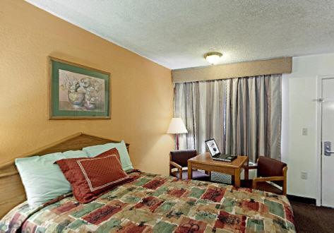 Rodeway Inn Canton I-55 photo 6