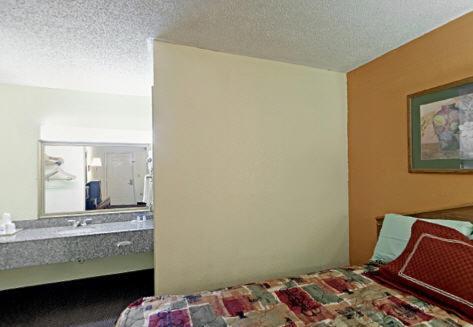 Rodeway Inn Canton I-55 photo 7