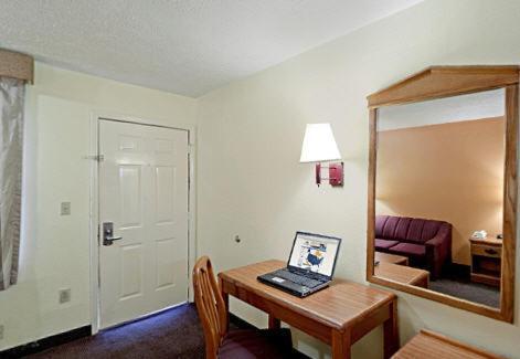 Rodeway Inn Canton I-55 photo 8