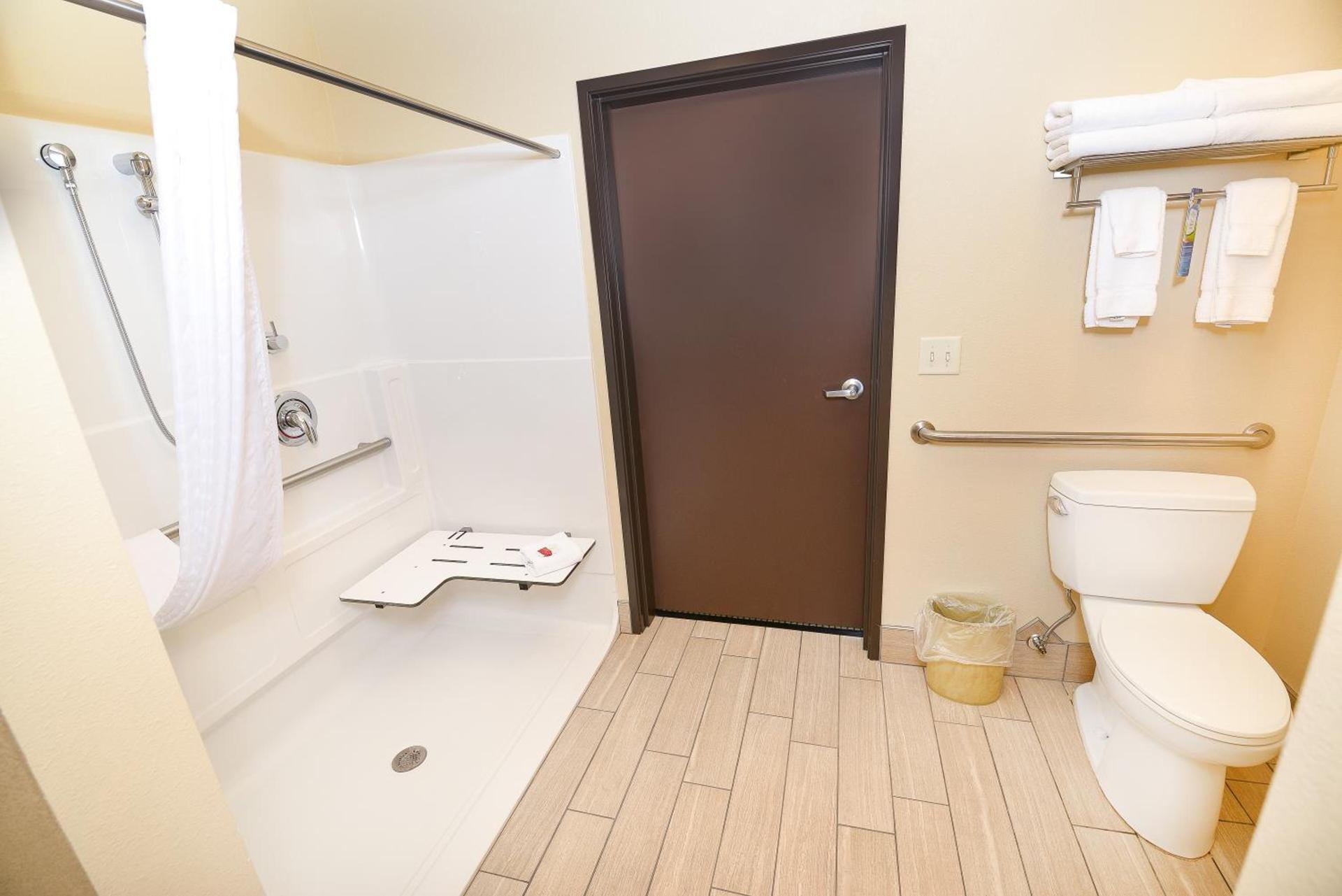 Baymont by Wyndham Grand Forks photo 7