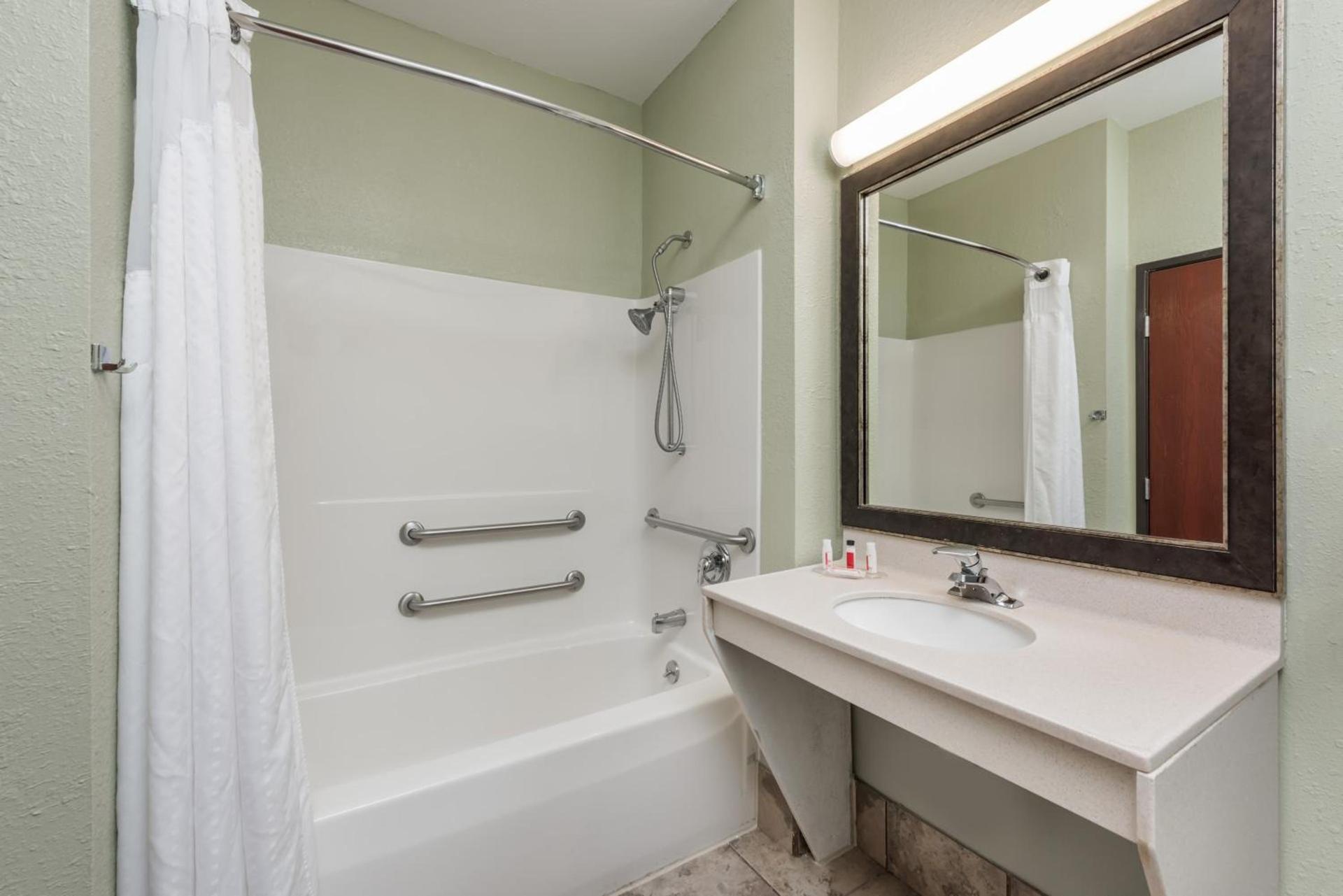 Seasons Inn & Suites Highland photo 6