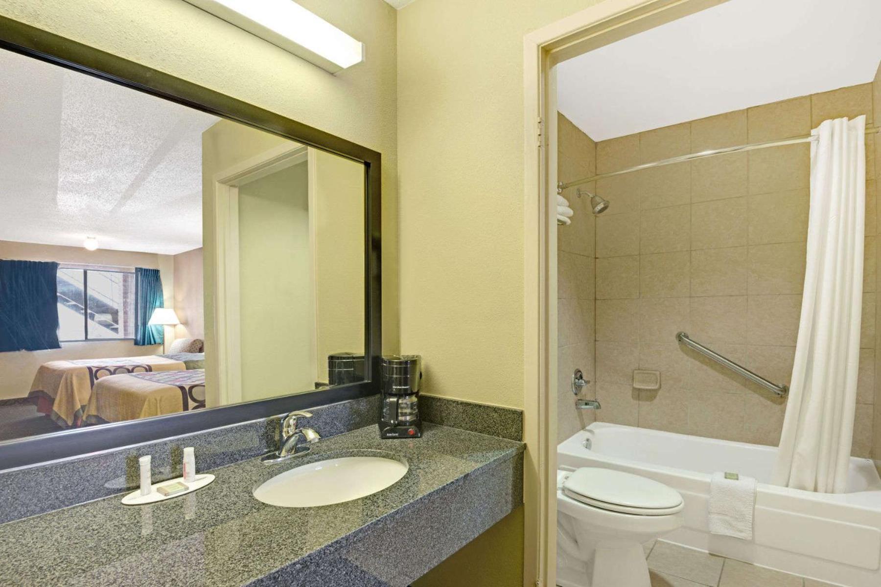 Super 8 by Wyndham Universal City photo 36