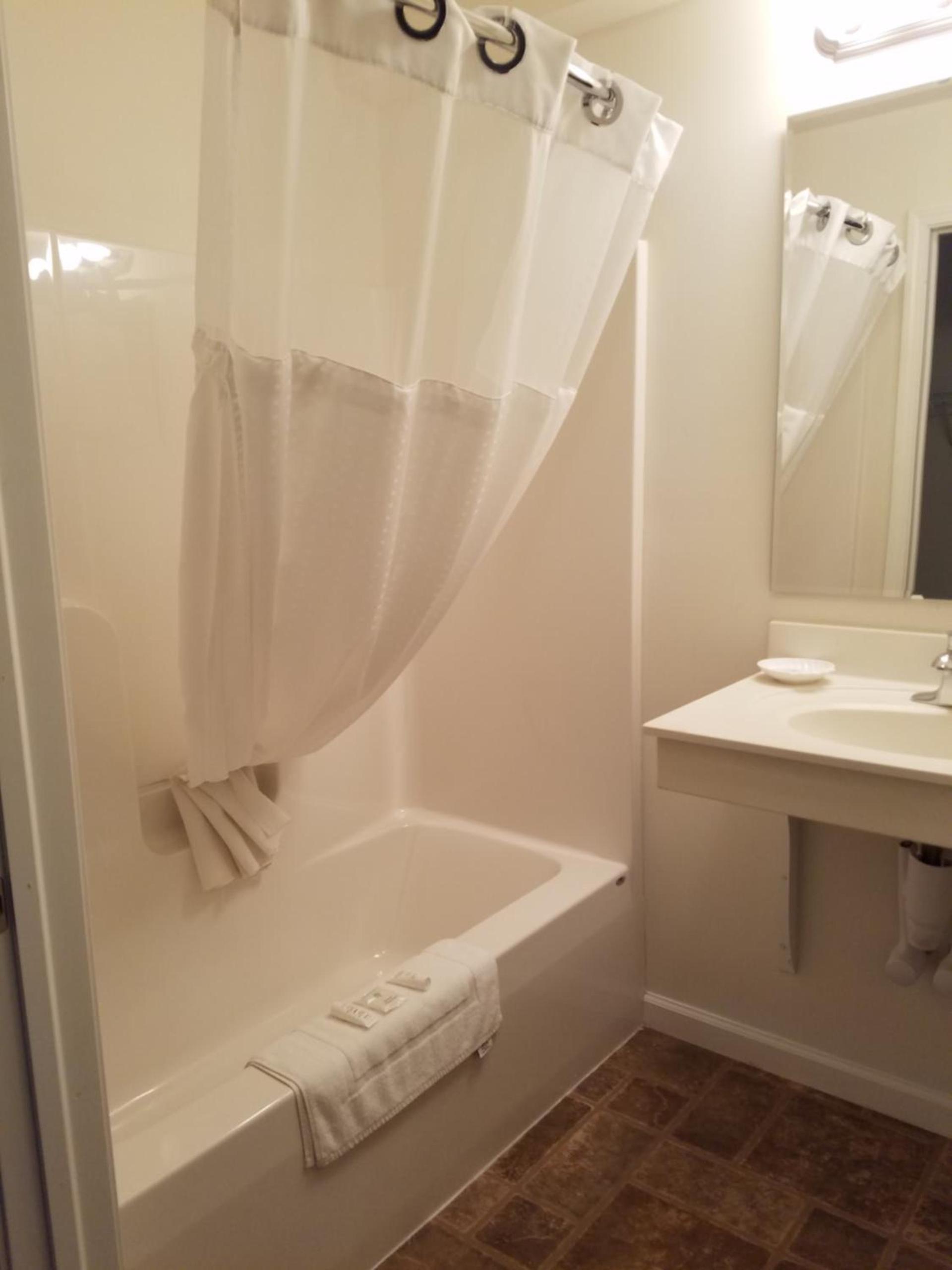 Ramada by Wyndham Williston photo 9