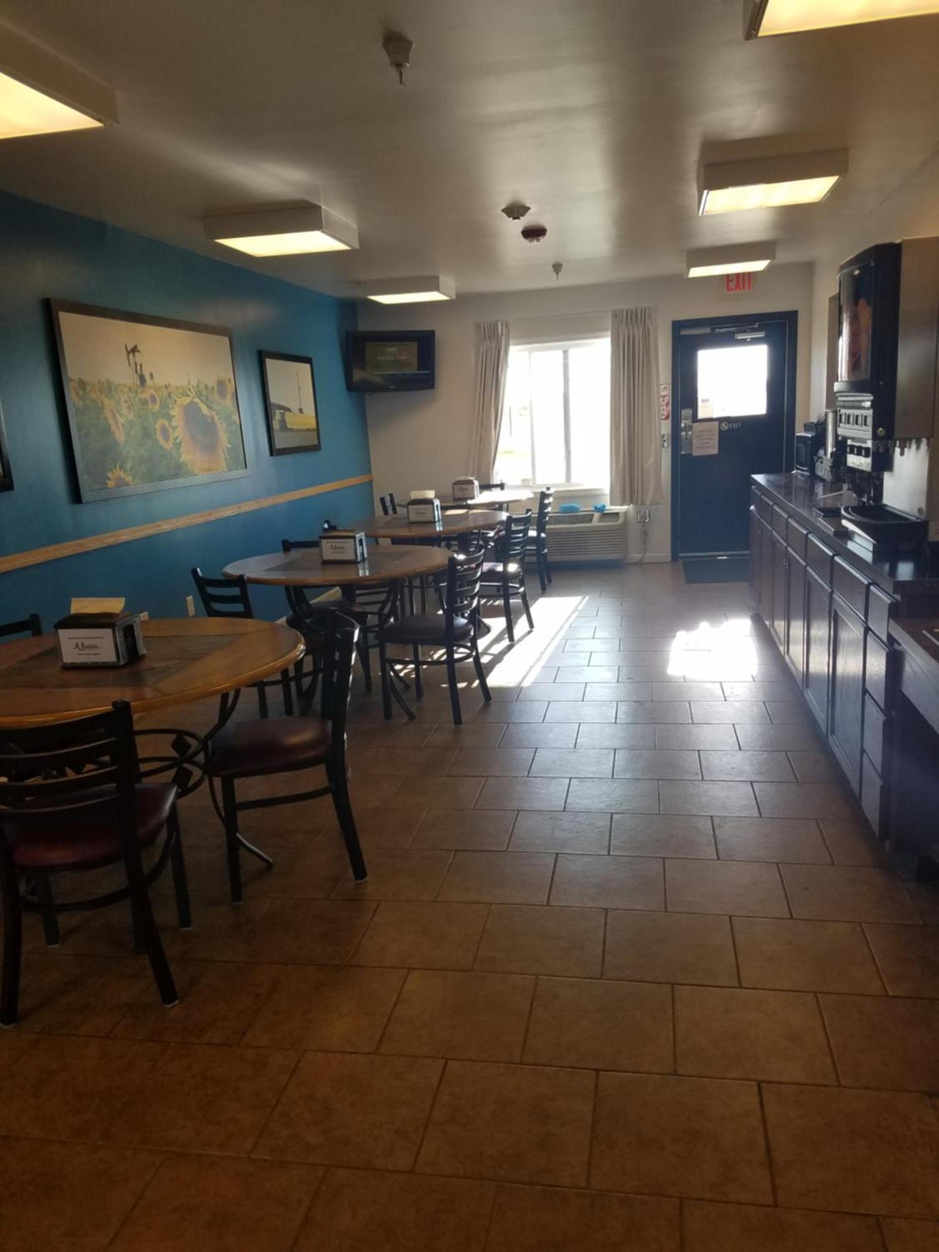 Ramada by Wyndham Williston photo 11