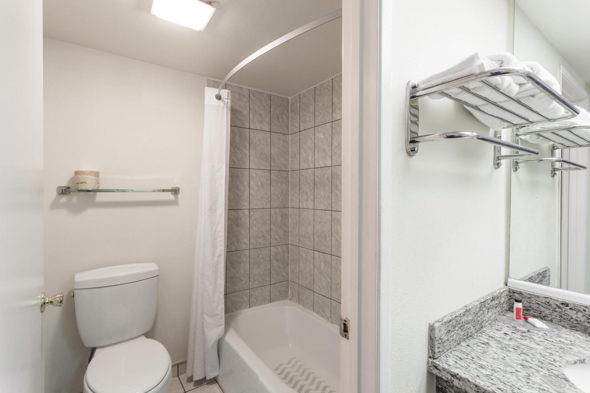Howard Johnson by Wyndham Norco photo 29