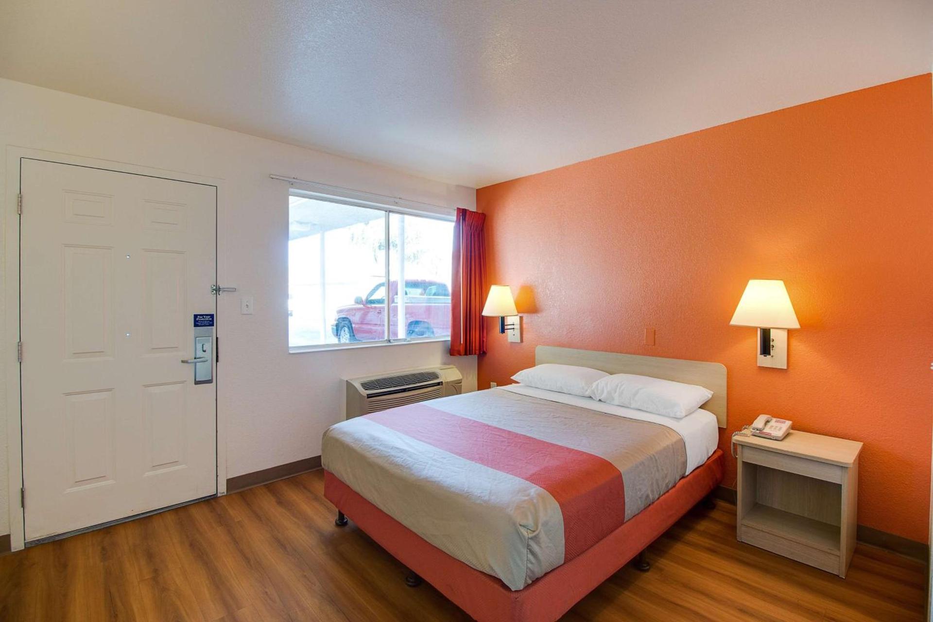 Motel 6-Phoenix, AZ - East photo 4