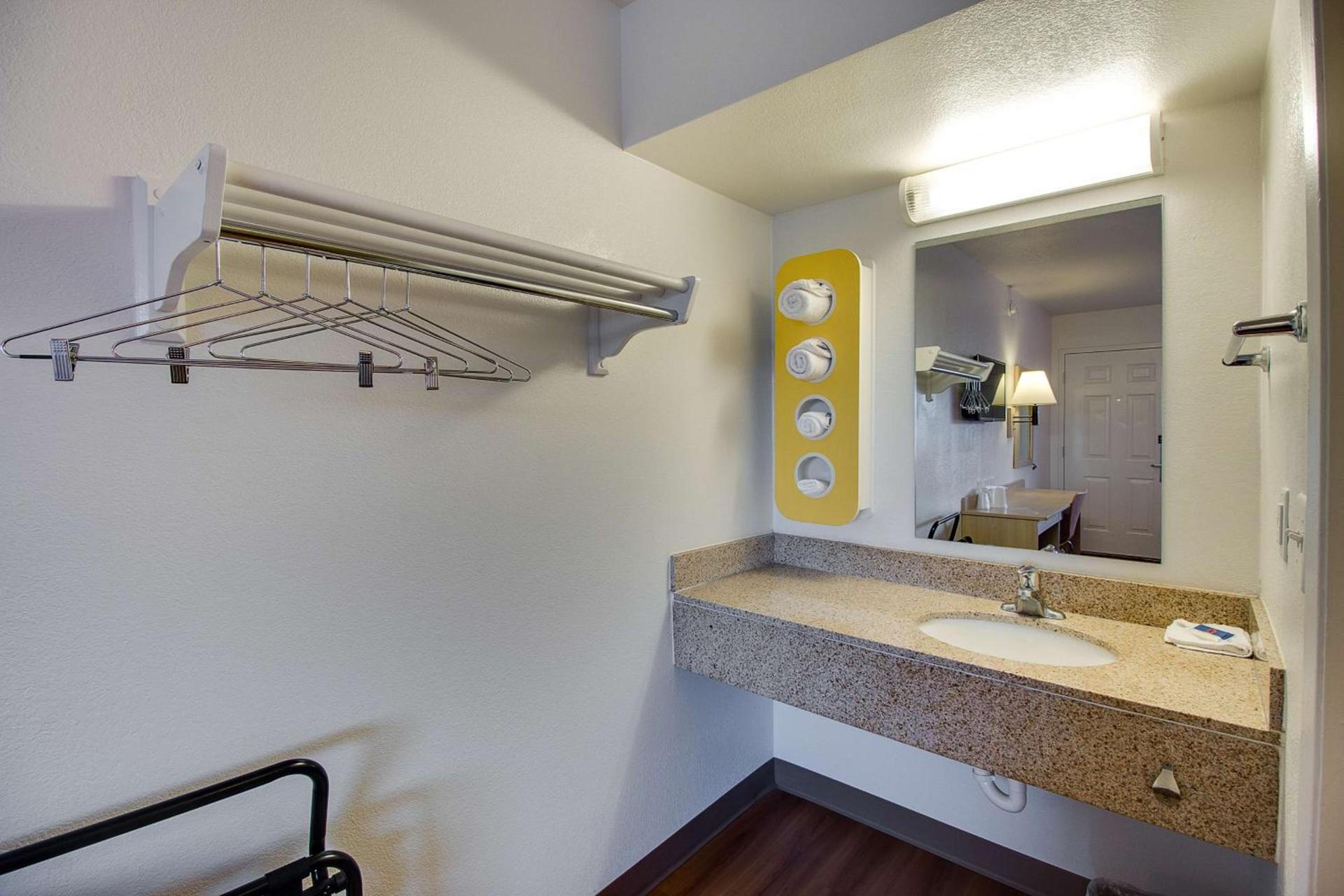 Motel 6-Phoenix, AZ - East photo 15