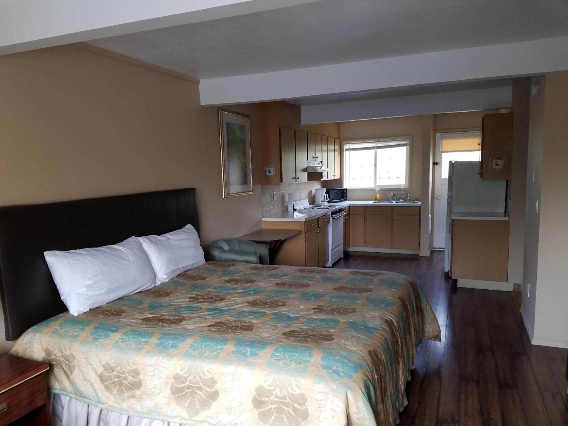 Townhouse Inn & Suites photo 22